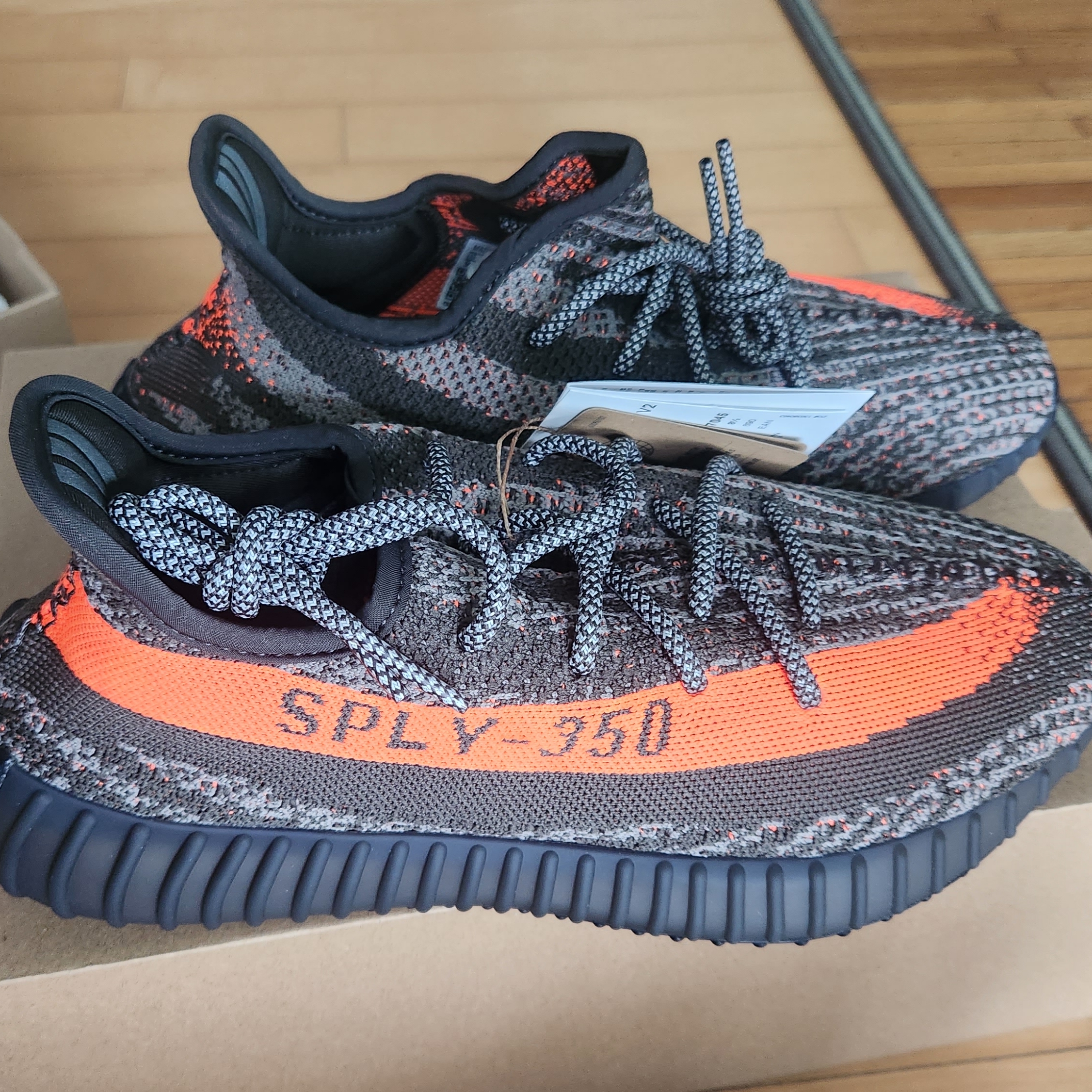 Adidas Yeezy Boost 350 V2 Carbon Beluga 착용 스타일 - 5