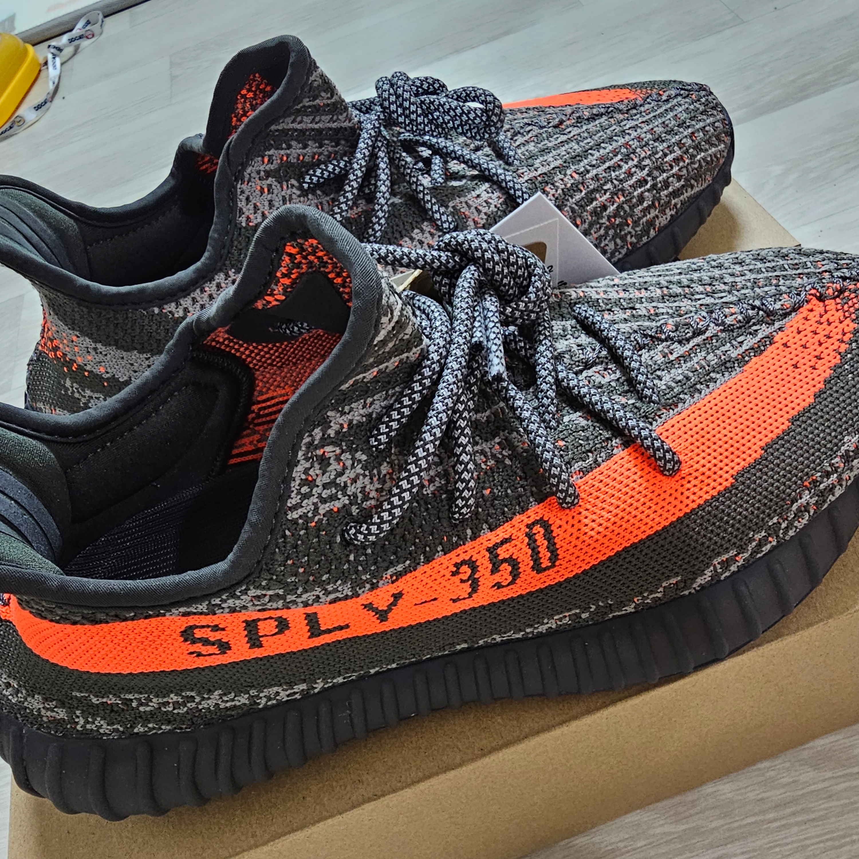 Adidas Yeezy Boost 350 V2 Carbon Beluga 착용 스타일