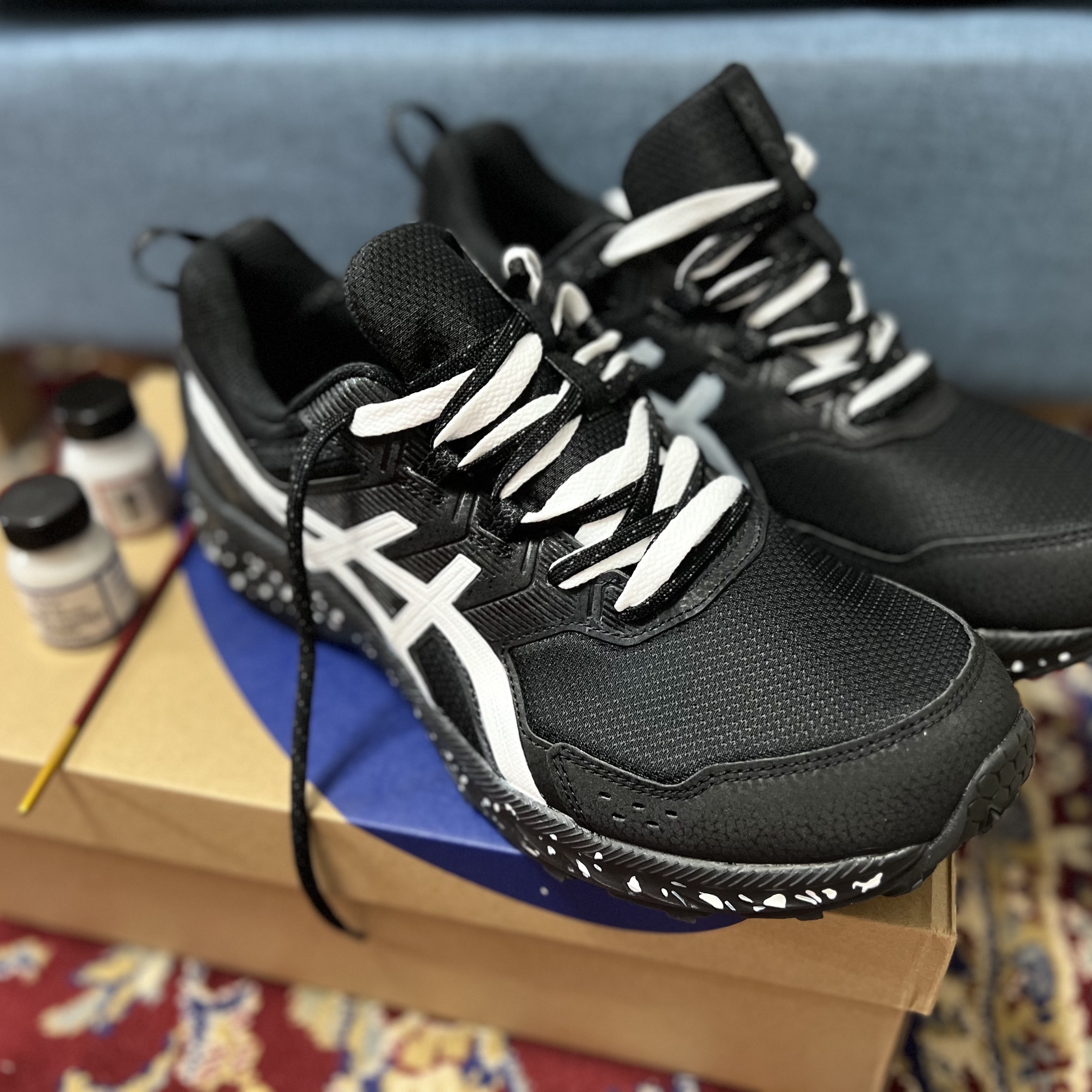 (W) Asics Gel-Venture 9 Black, Onitsuka Tiger Corsair White True Red 착용 스타일 - 1