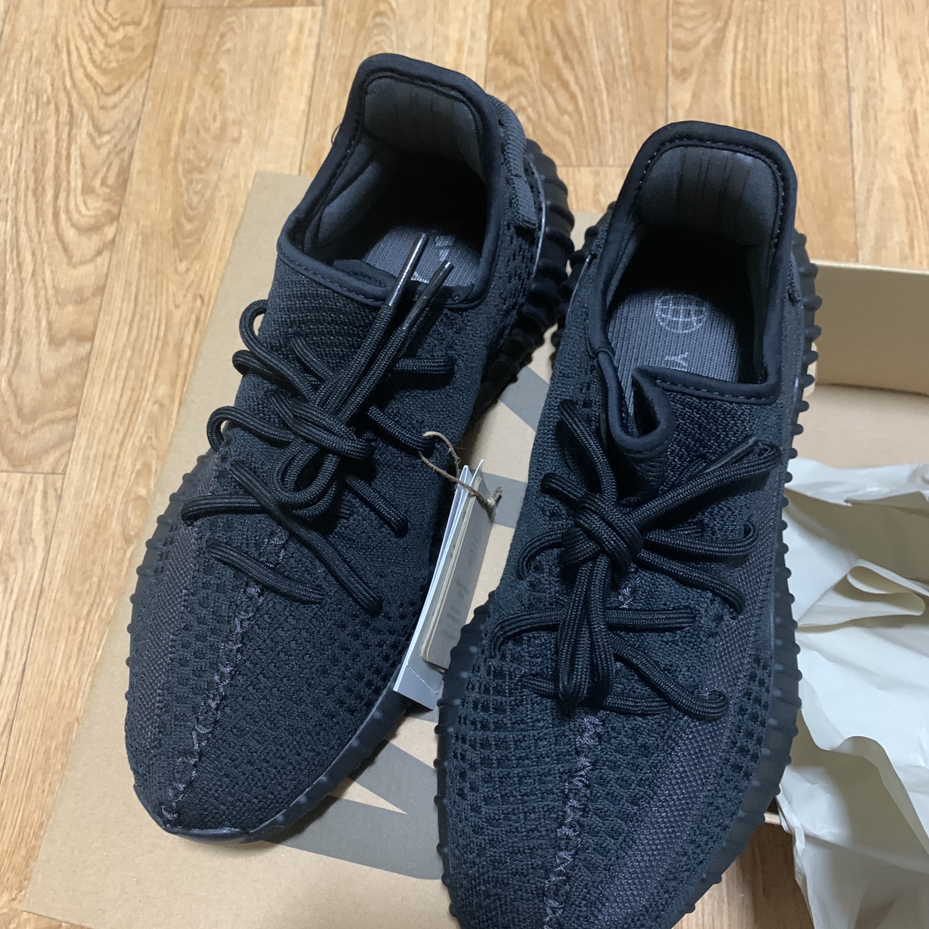 Adidas Yeezy Boost 350 V2 Onyx 착용 스타일