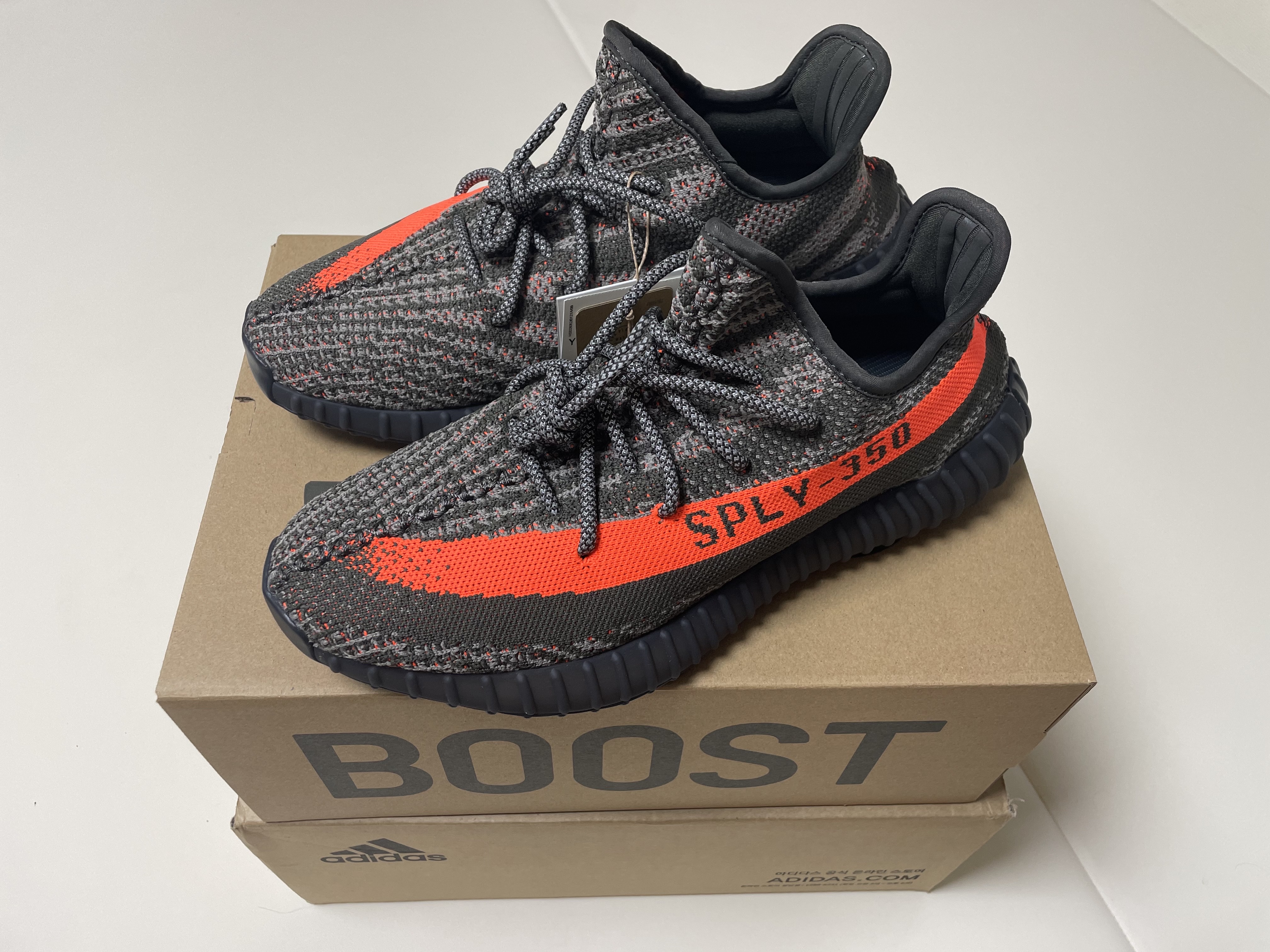 Adidas Yeezy Boost 350 V2 Carbon Beluga ์ฐฉ์ฉ ์คํ์ผ - 1