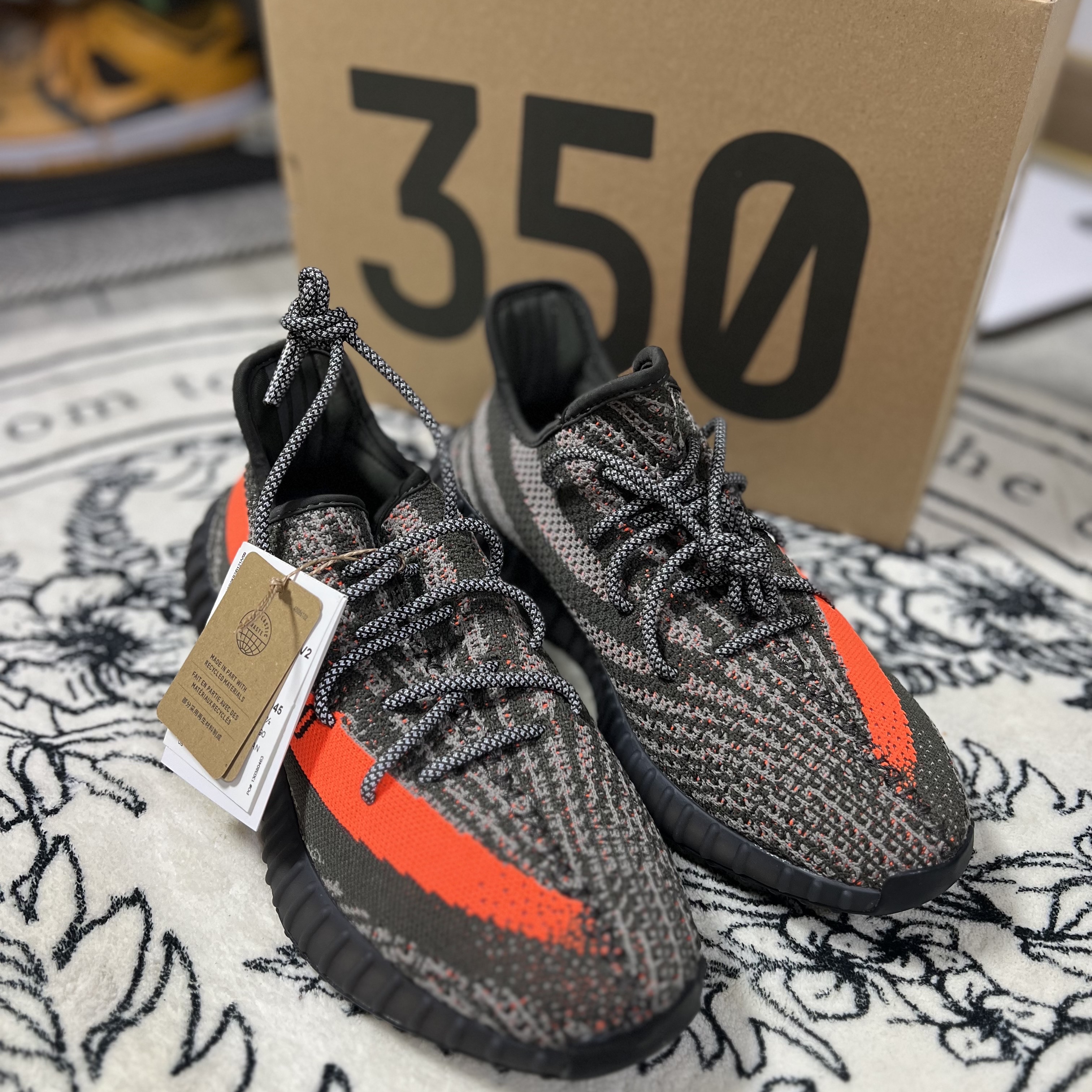 Adidas Yeezy Boost 350 V2 Carbon Beluga 착용 스타일
