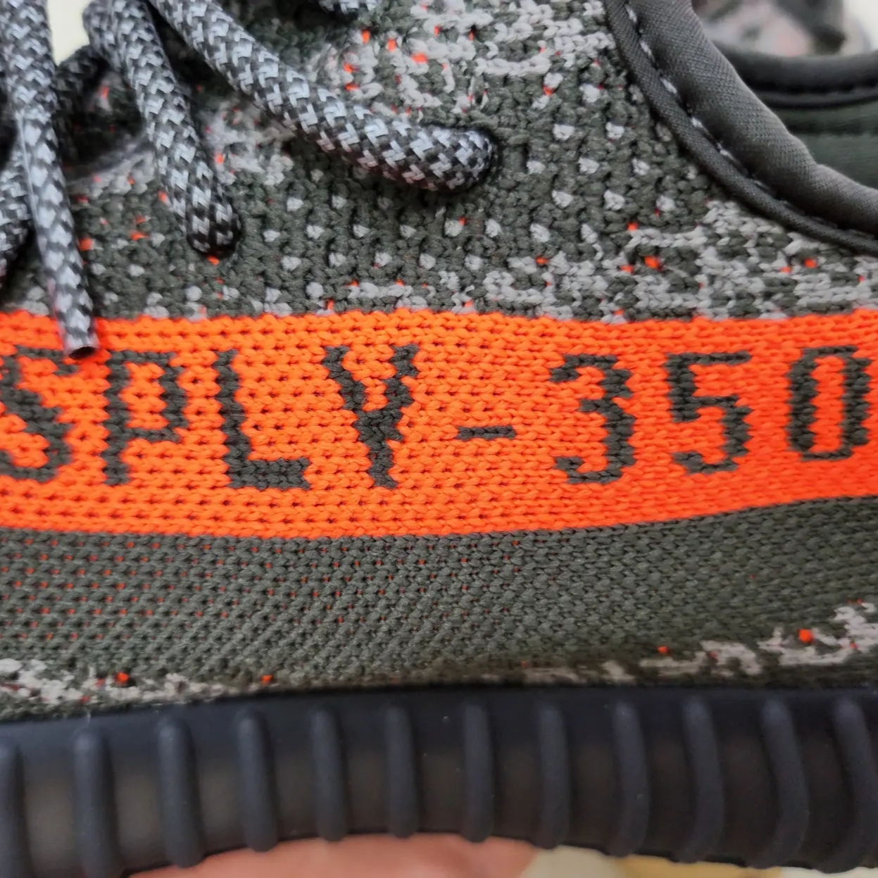 아디다스 이지 부스트 350 V2 카본 벨루가, 아디다스 이지 부스트 350 V2 예힐 - 논리플렉티브 착용 스타일 - 3