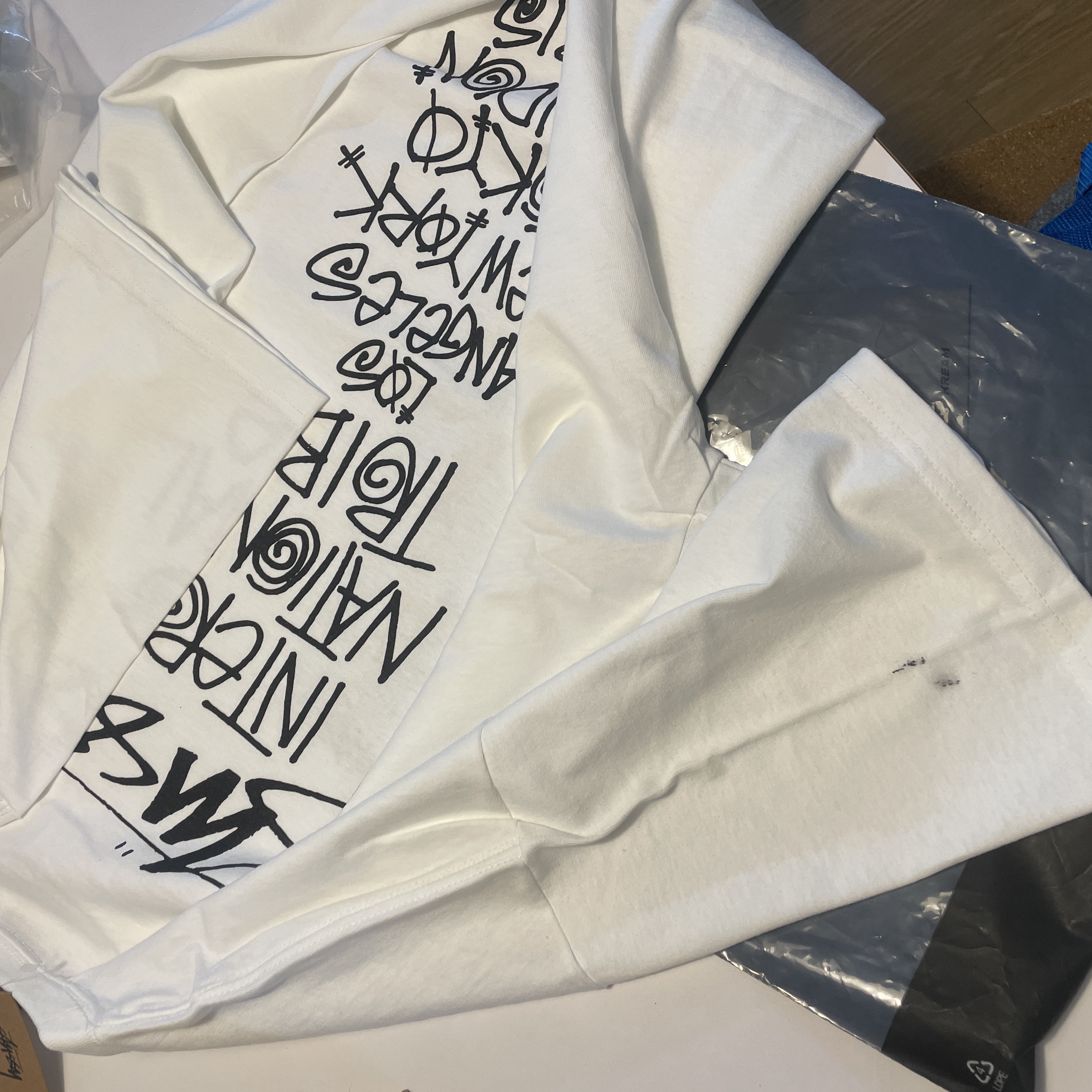 Stussy Tribe Stack T-Shirt White 착용 스타일 - 1