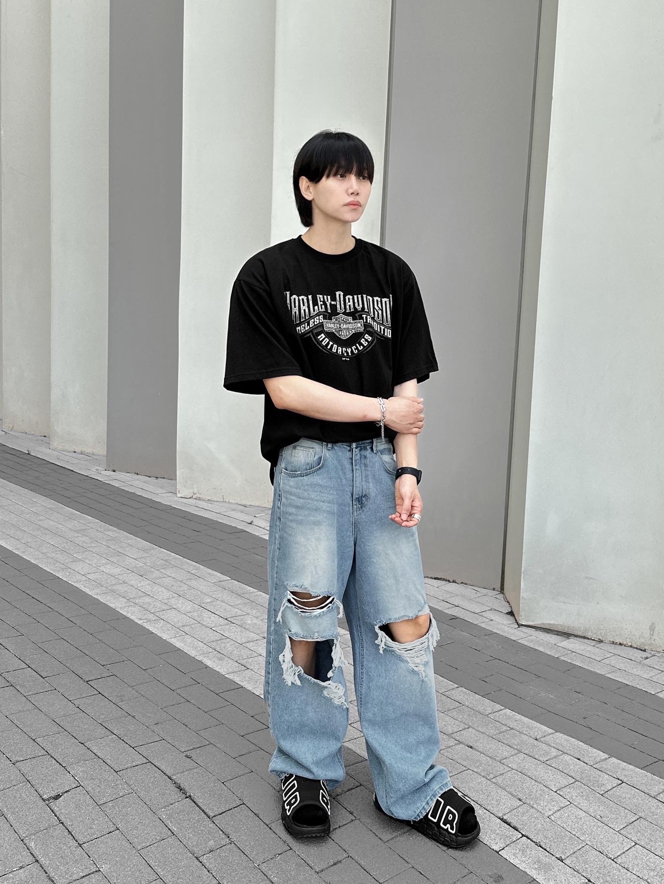 Nike Air More Uptempo Slide Black White 착용 스타일 - 1
