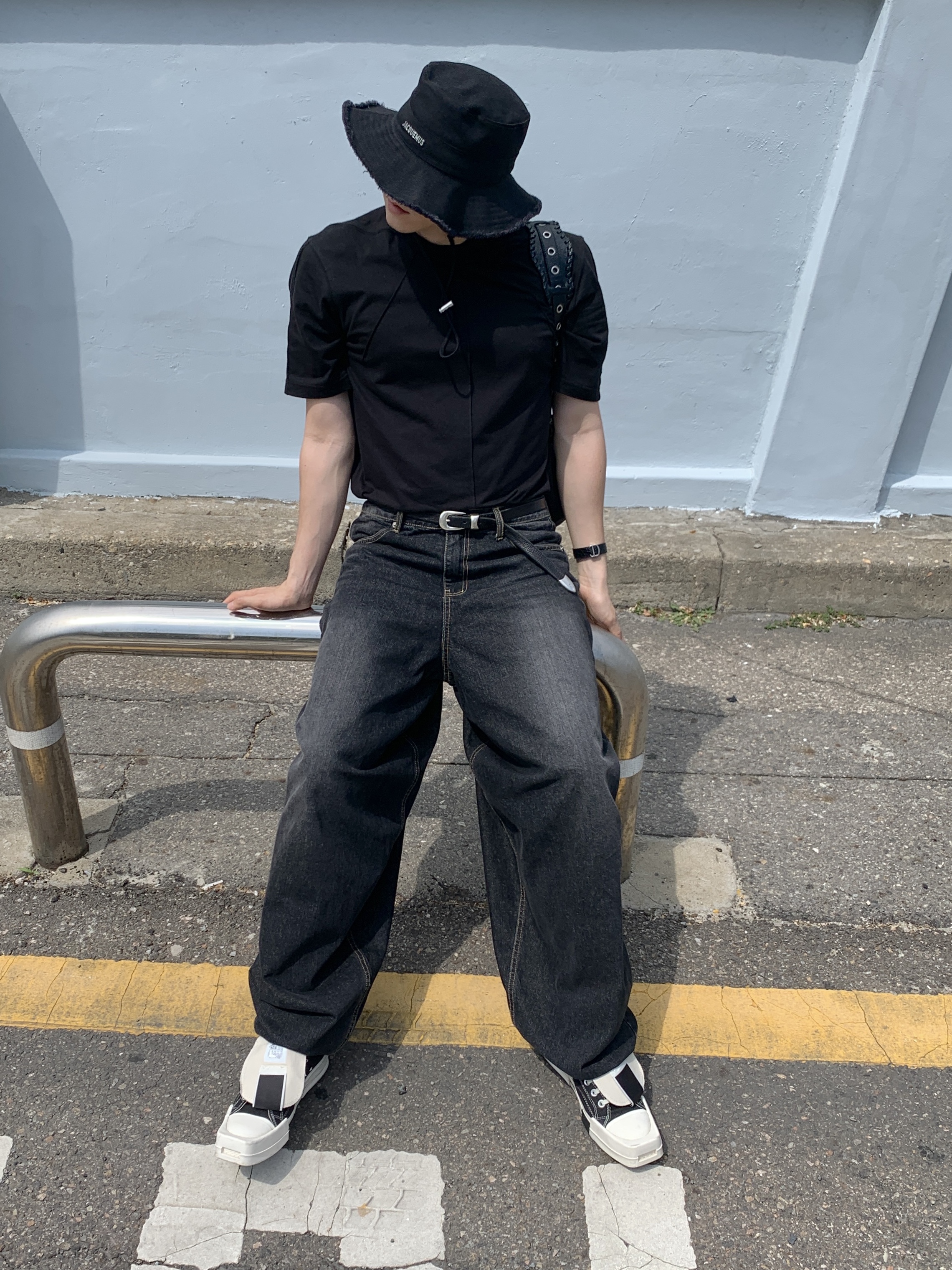 Jacquemus Le Bob Artichaut Bucket Hat Black, Our Legacy Belt 2cm Leather Black 착용 스타일 - 1
