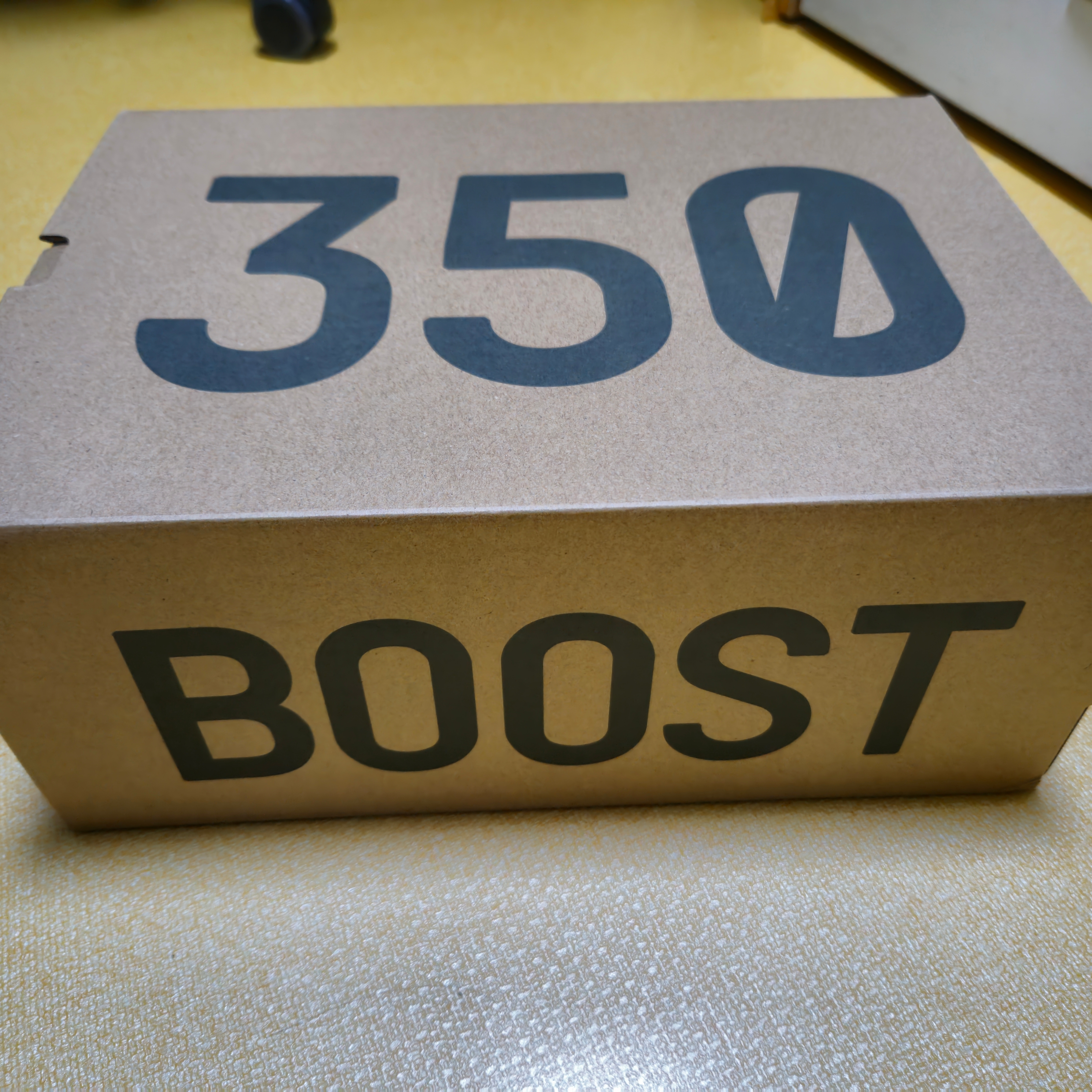 Adidas Yeezy Boost 350 V2 Carbon Beluga 착용 스타일 - 3