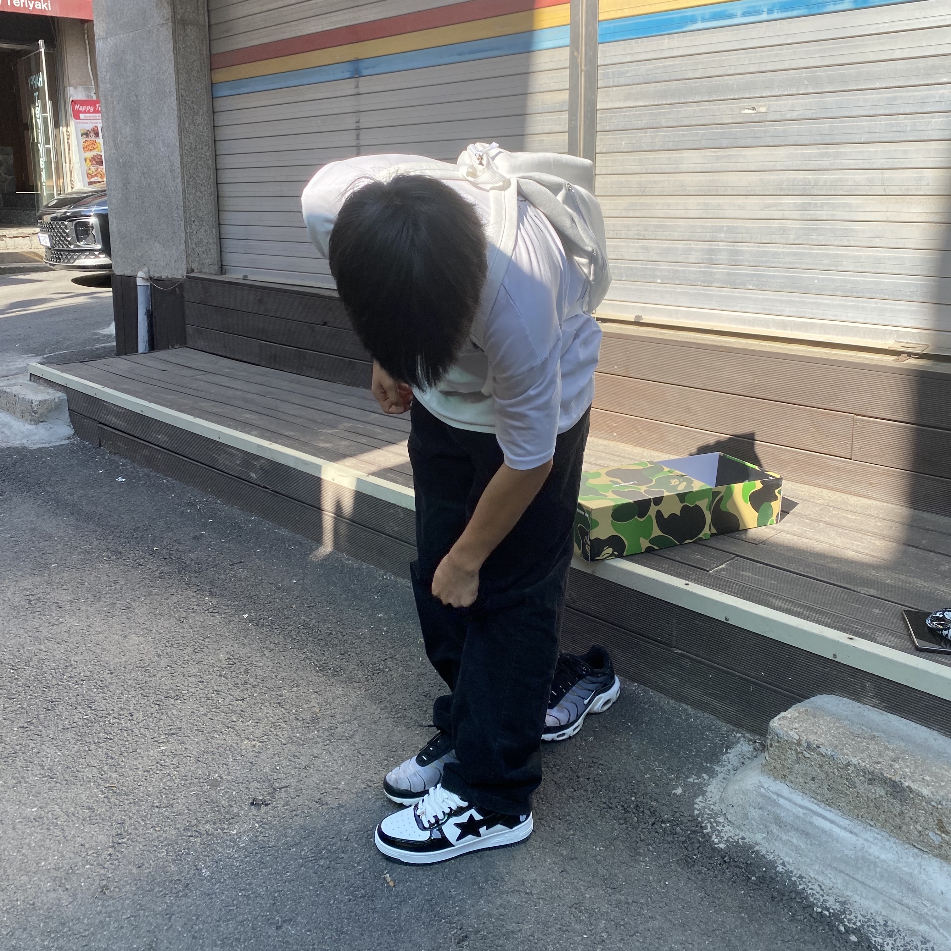 BAPE Bape Sta Low Black White, Nike Air Max Plus TN Ultra White Black 착용 스타일 - 2