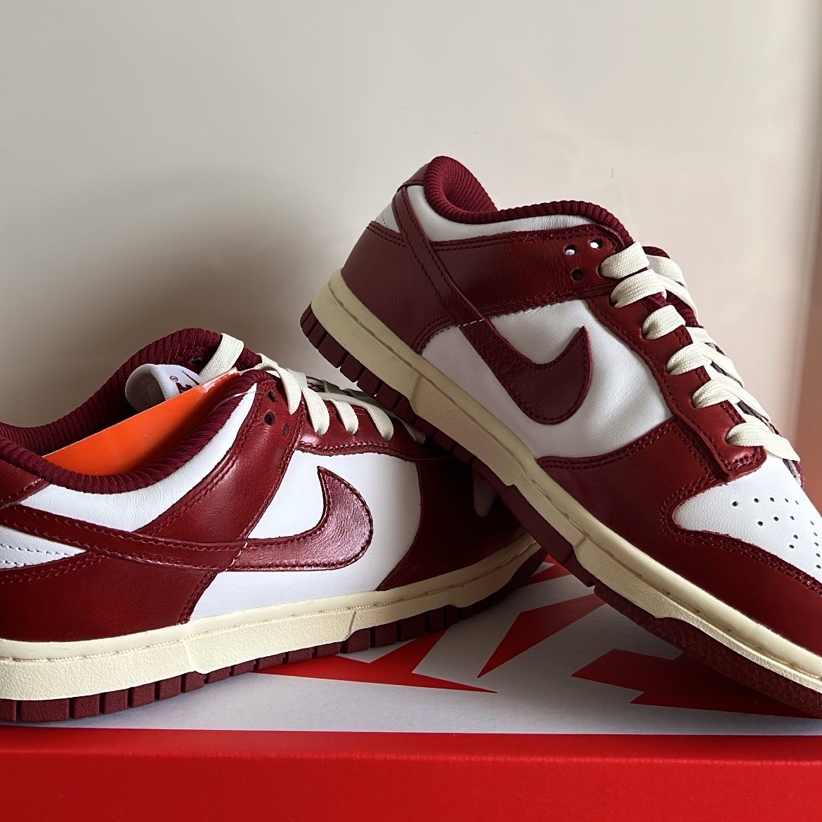 (W) Nike Dunk Low Retro PRM Team Red and White 착용 스타일