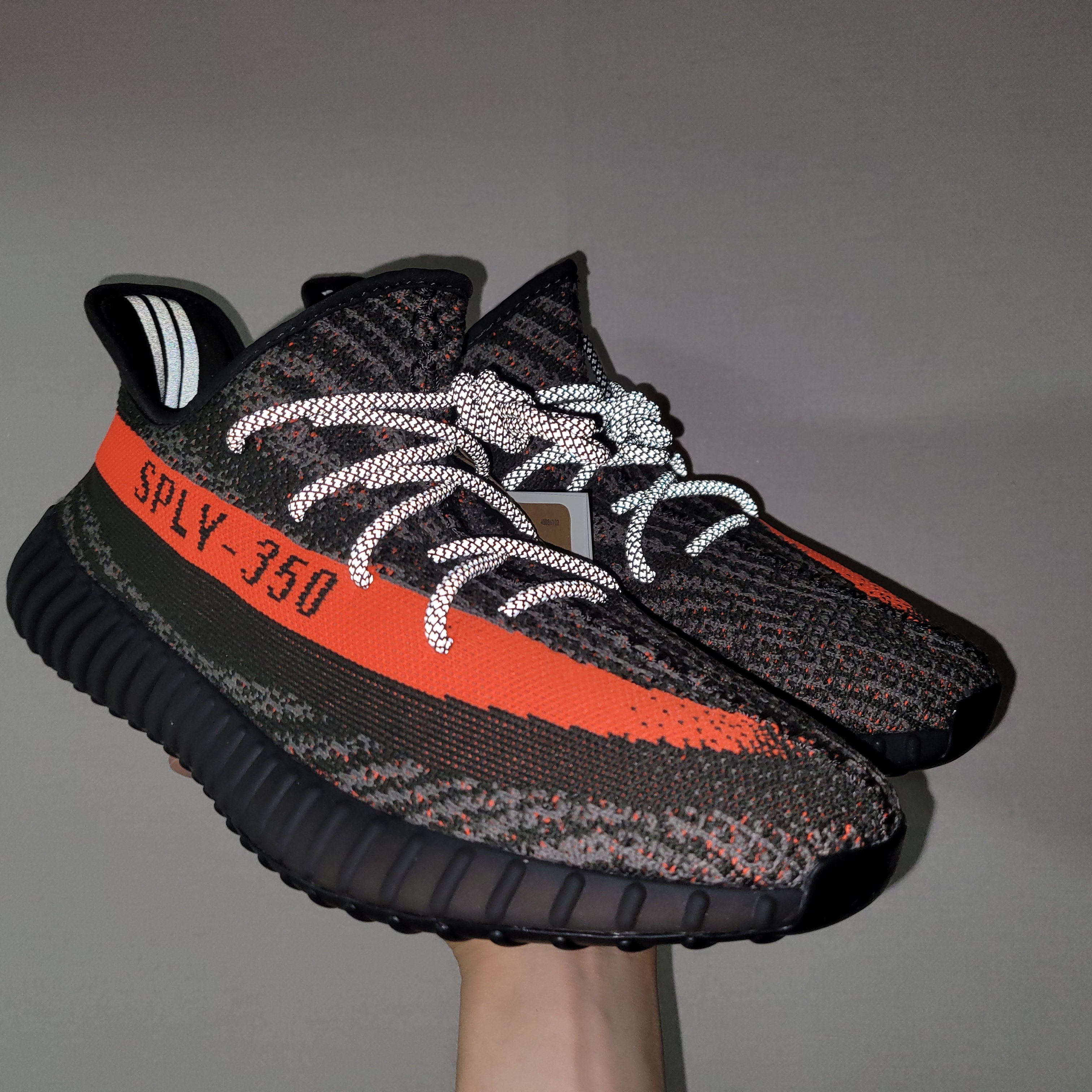 Adidas Yeezy Boost 350 V2 Carbon Beluga 착용 스타일 - 1