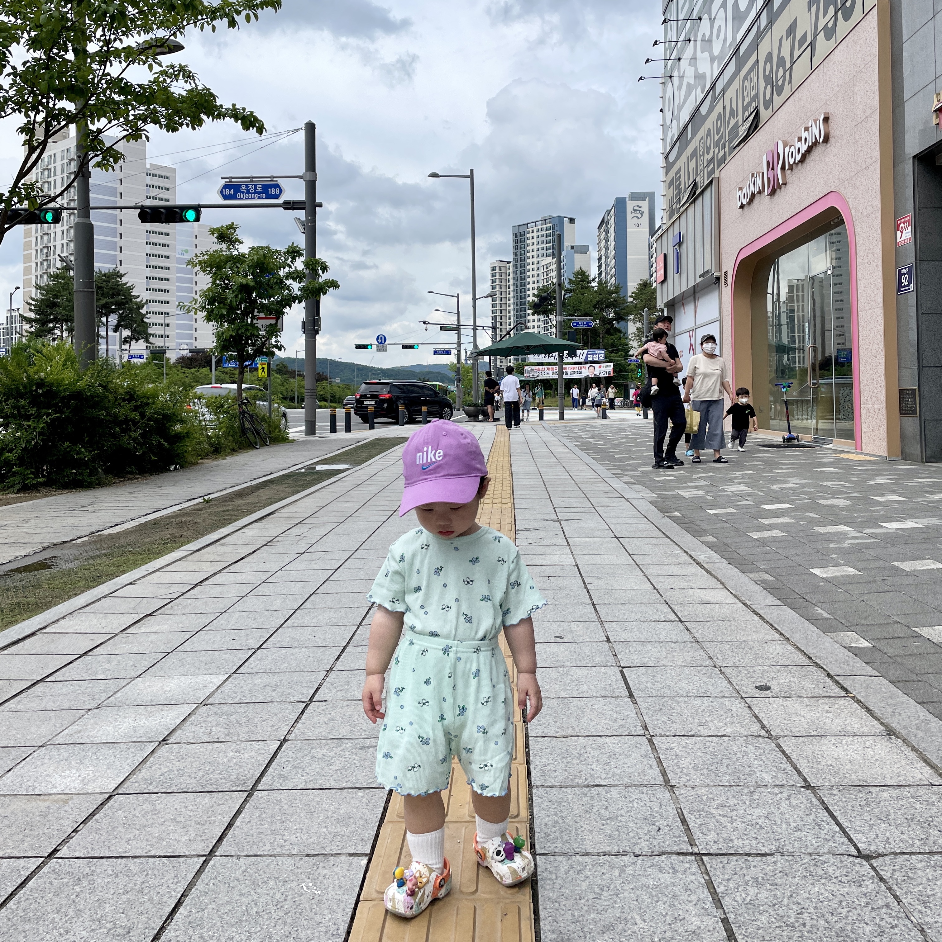 Crocs Echo Clog Real Tree Bone, Nike Zoom Vomero 5 PRM Light Iron Ore and Flat Fewter 착용 스타일 - 3