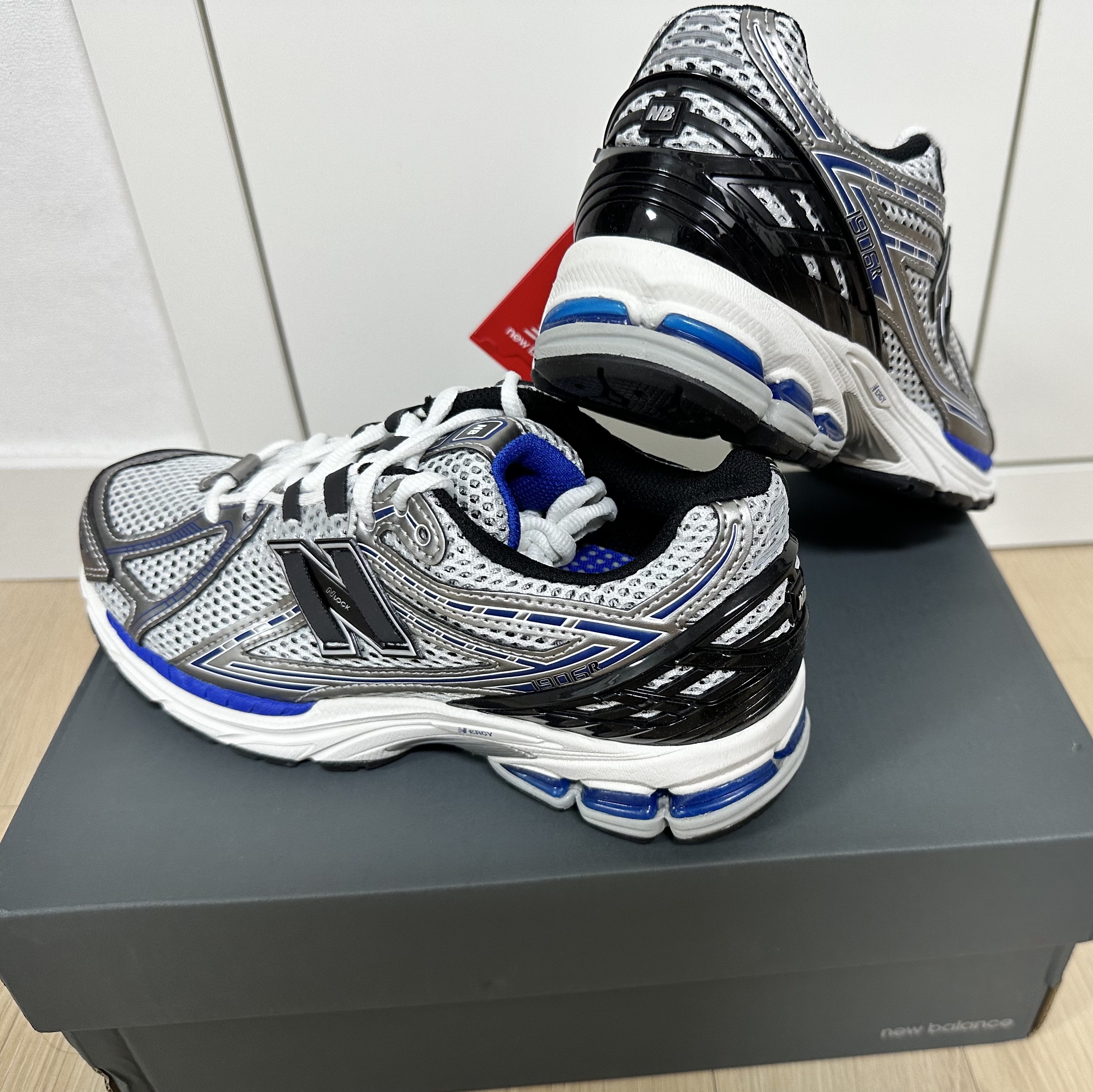 New Balance 1906R Silver Metallic 착용 스타일 - 2