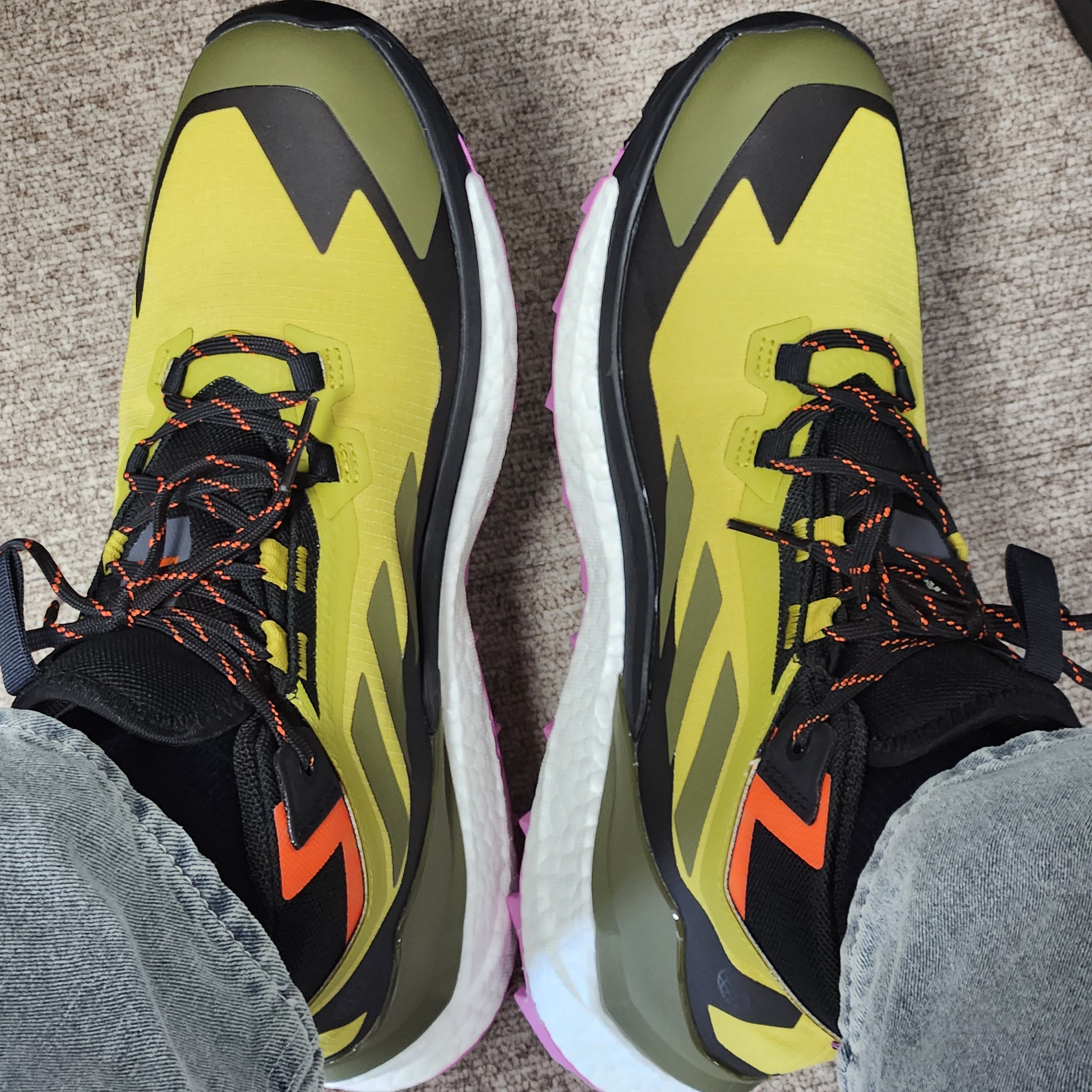 Adidas Terrex Free Hiker 2 Gore-Tex Pulse Olive Impact Orange 착용 스타일
