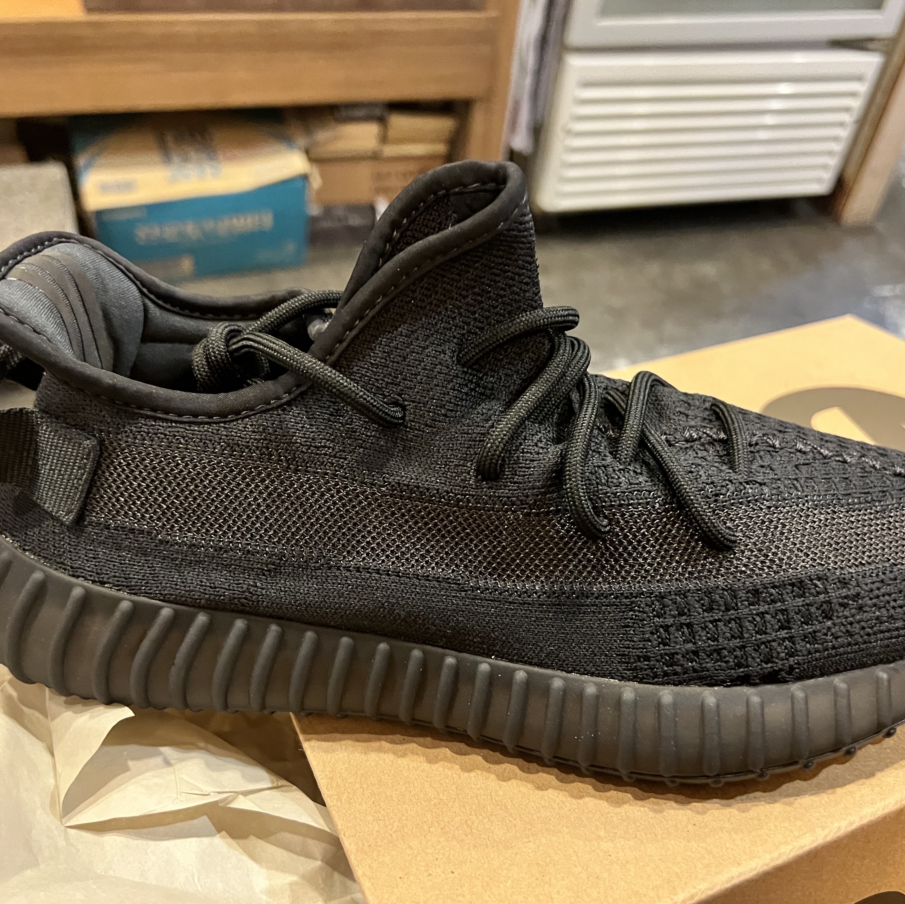 Adidas Yeezy Boost 350 V2 Onyx 착용 스타일 - 2