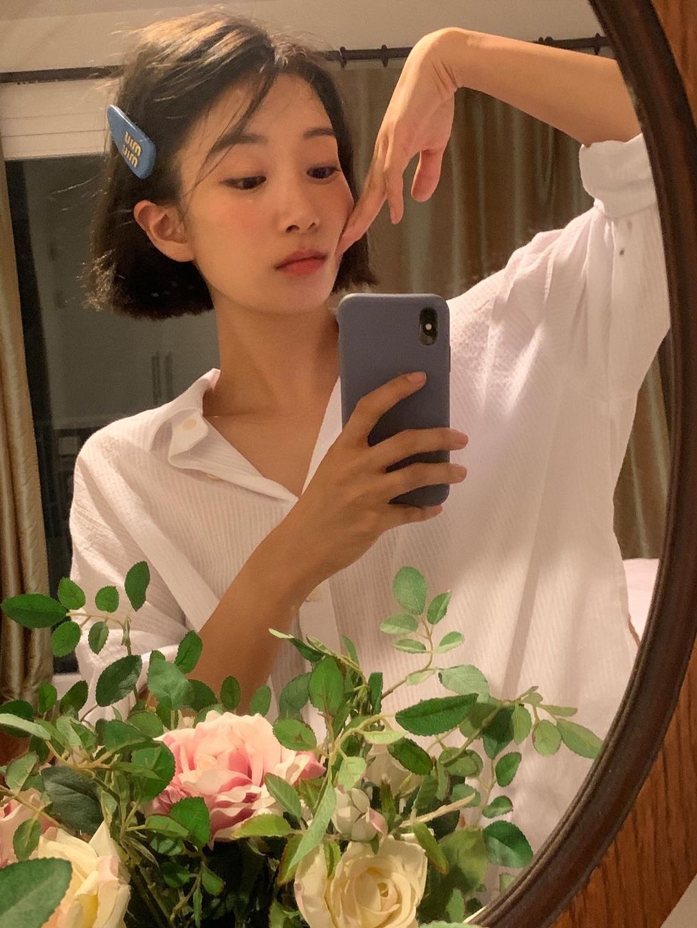 (W) Miu Miu Patent Leather Hair Clip Astral Blue 착용 스타일