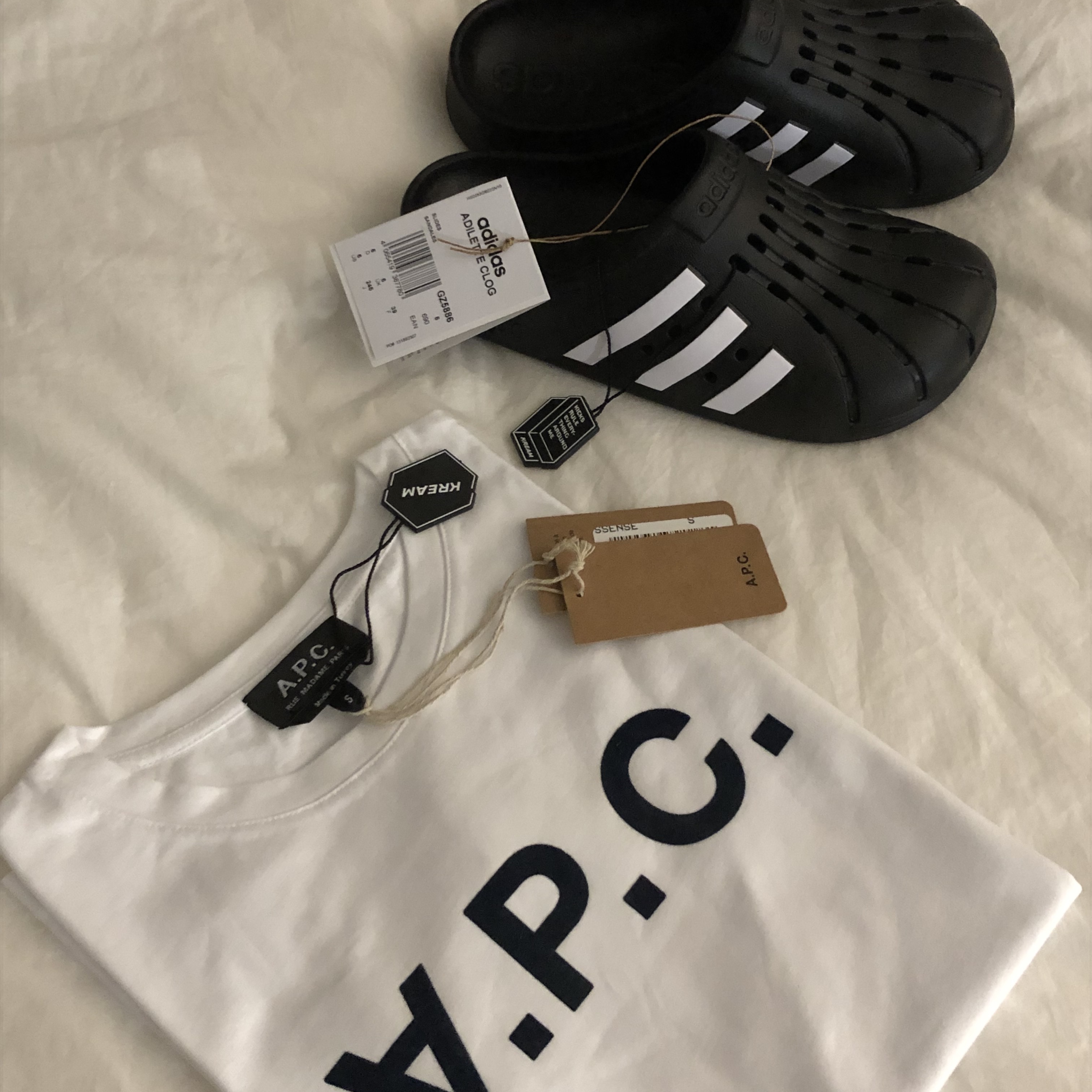 (W) A.P.C. VPC T-Shirt White Dark Navy, Adidas Adilette Clog Black White 착용 스타일