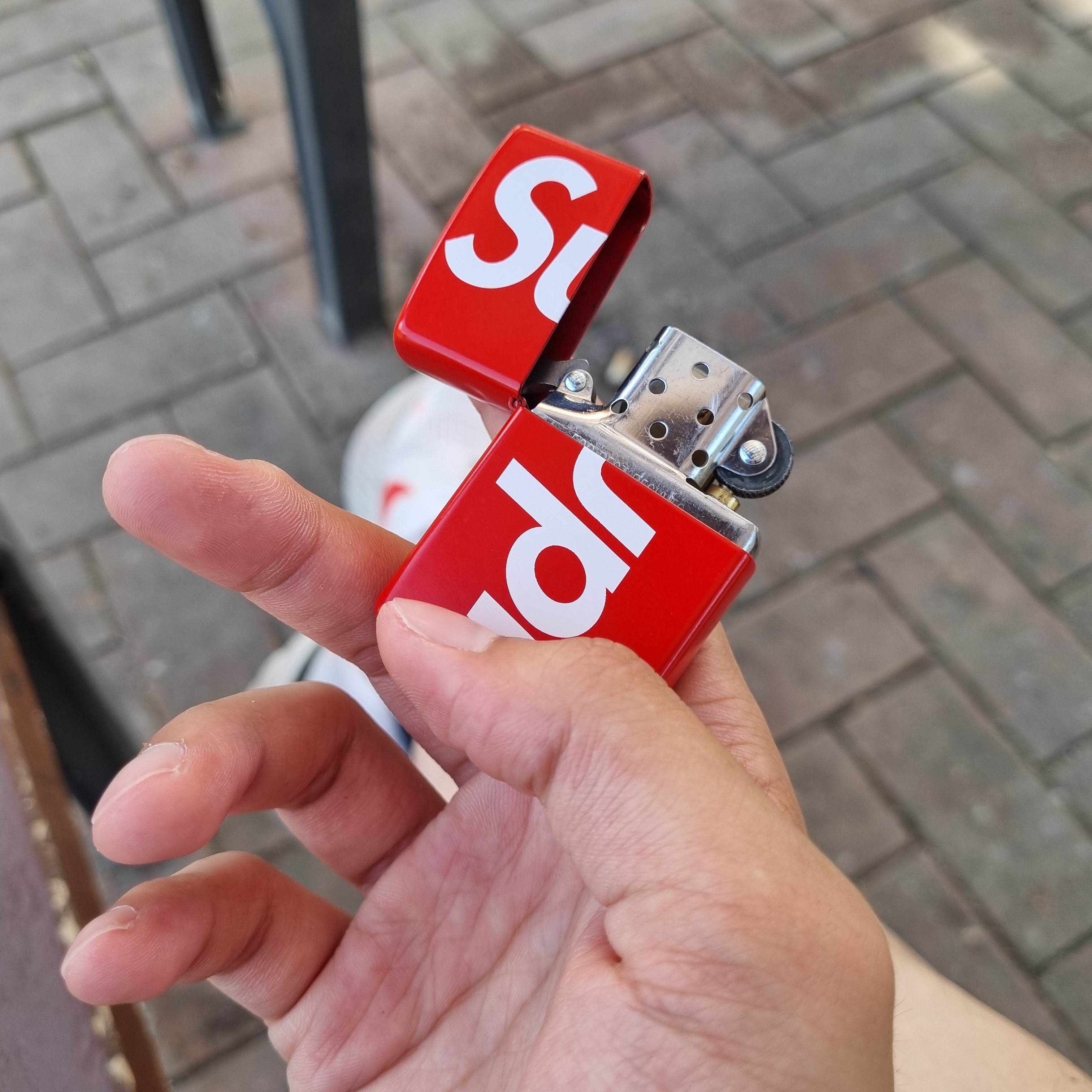 Supreme Logo Zippo Red 착용 스타일