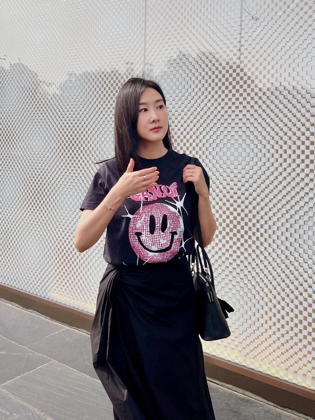(W) Ganni Smiley Relaxed T-Shirt Phantom, (W) Ganni Yellow Smiley Relaxed T-Shirt Bright White 착용 스타일