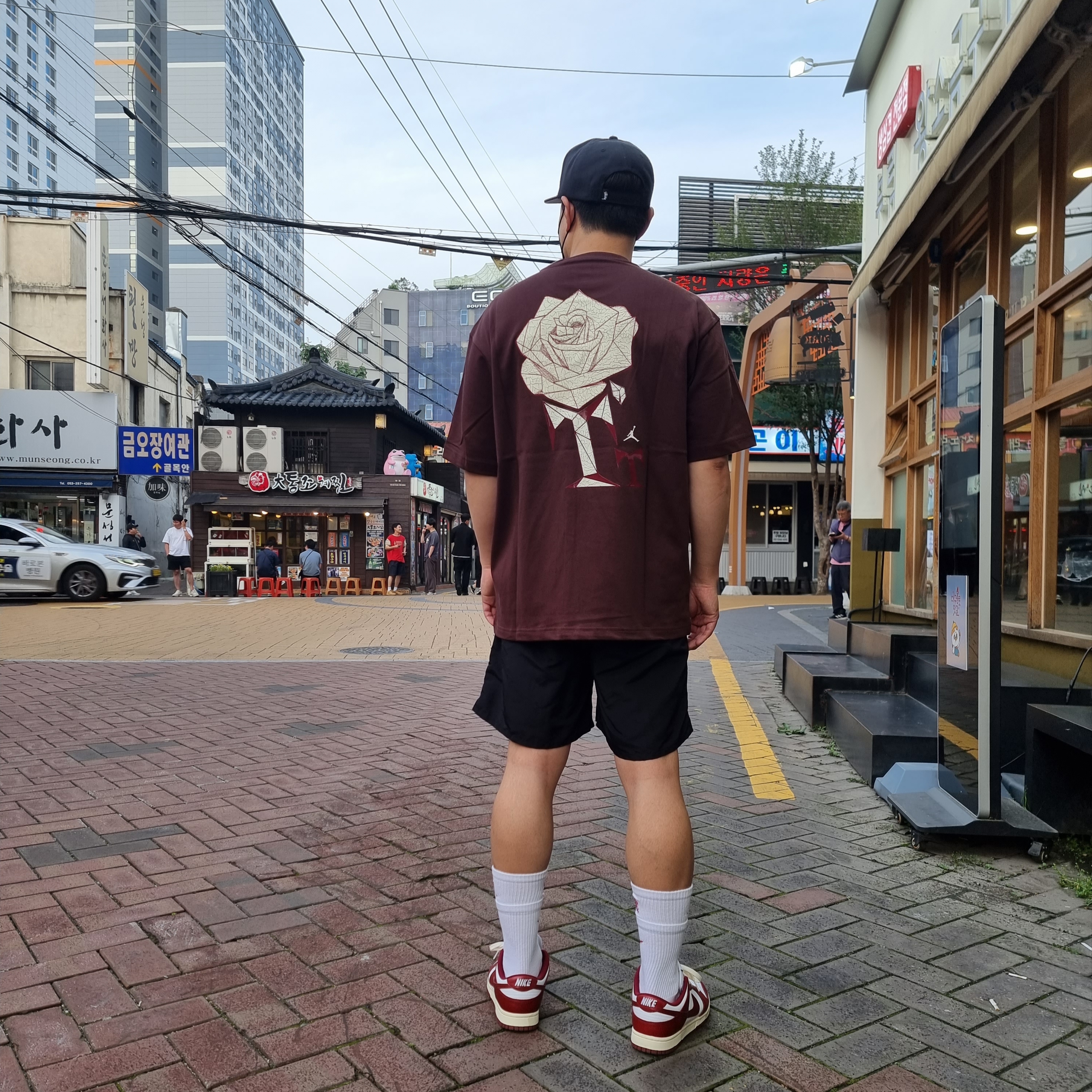 (W) Jordan x Teyana Taylor Vintage T-Shirt Earth - Asia, Jordan x Teyana Taylor Cushioned Crew Socks White 착용 스타일 - 1