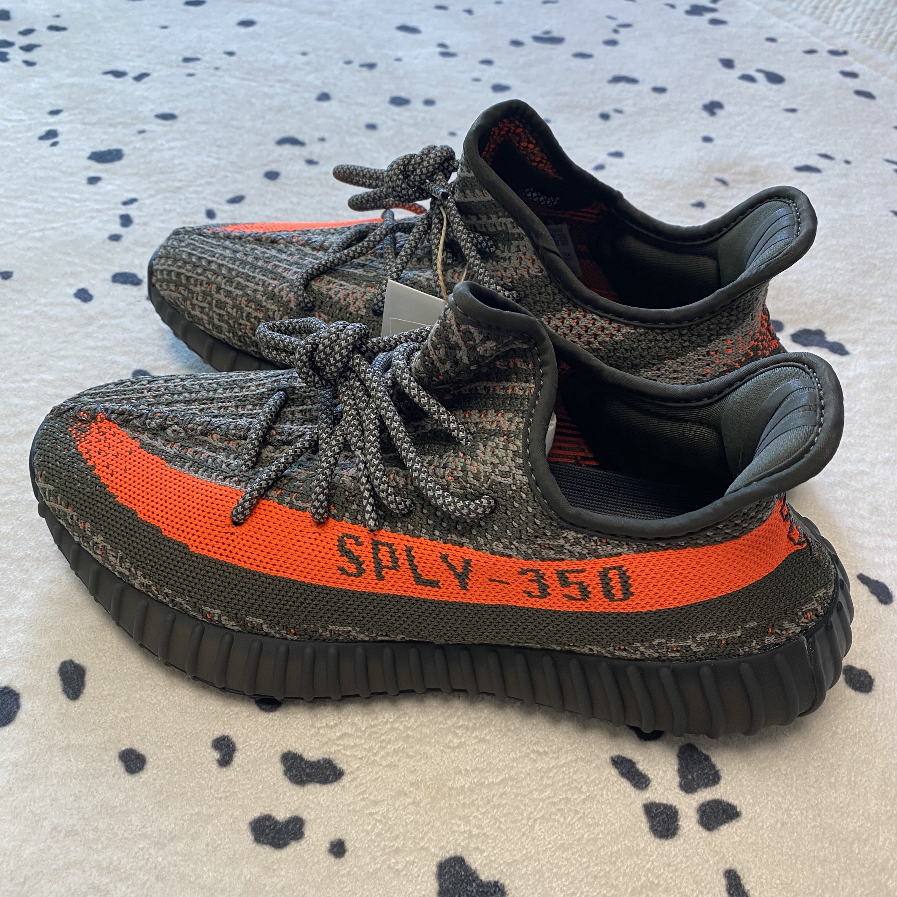 Adidas Yeezy Boost 350 V2 Carbon Beluga 착용 스타일