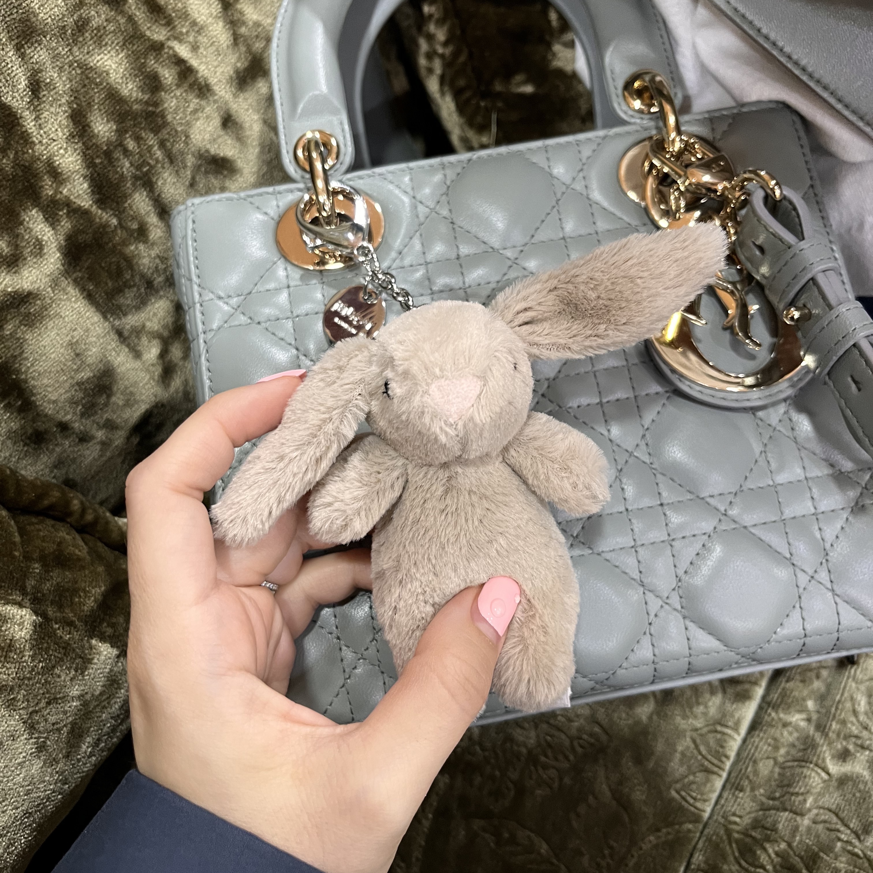 Jellycat Bashful Bunny Bag Charm Beige 착용 스타일