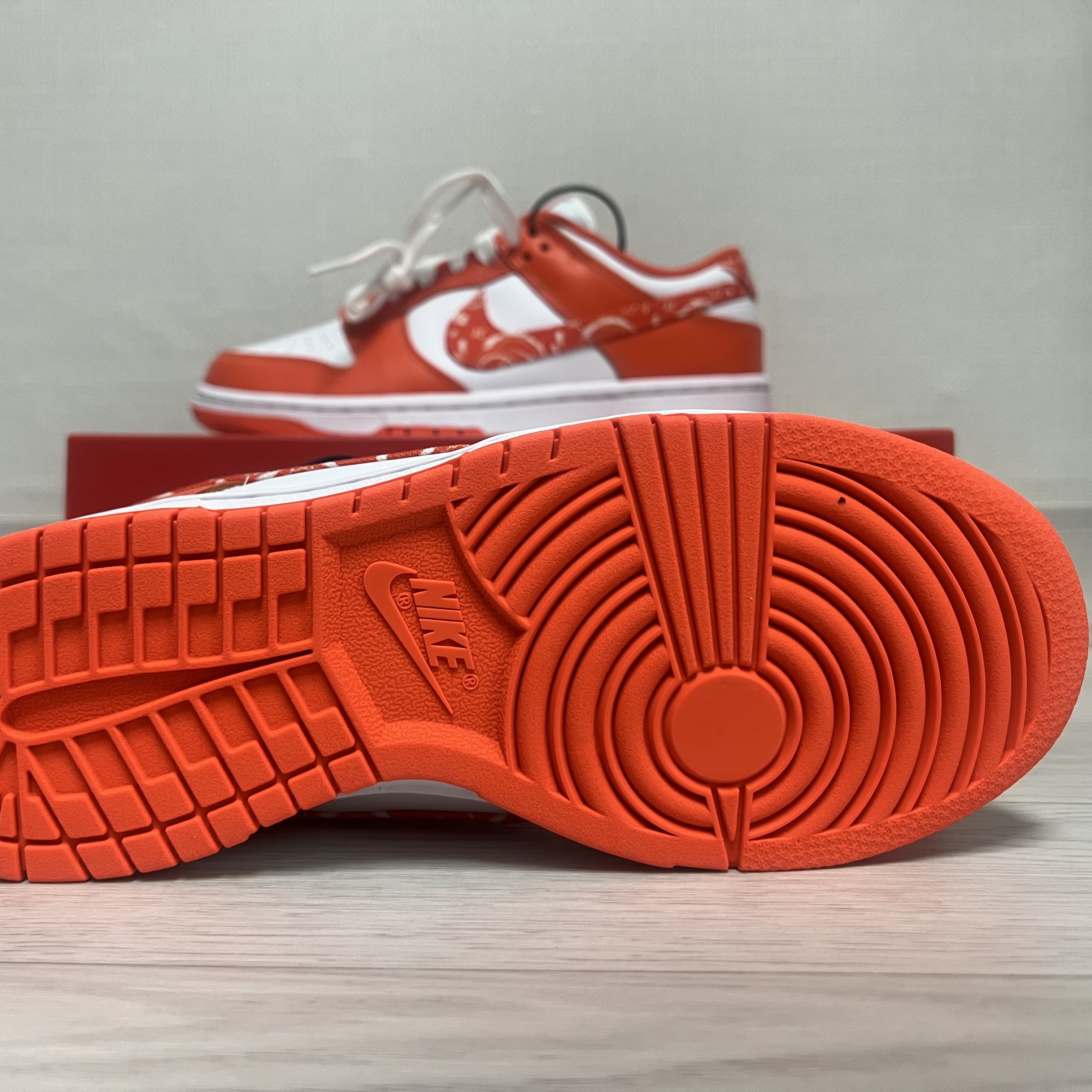 (W) Nike Dunk Low Essential Orange Paisley 착용 스타일 - 3