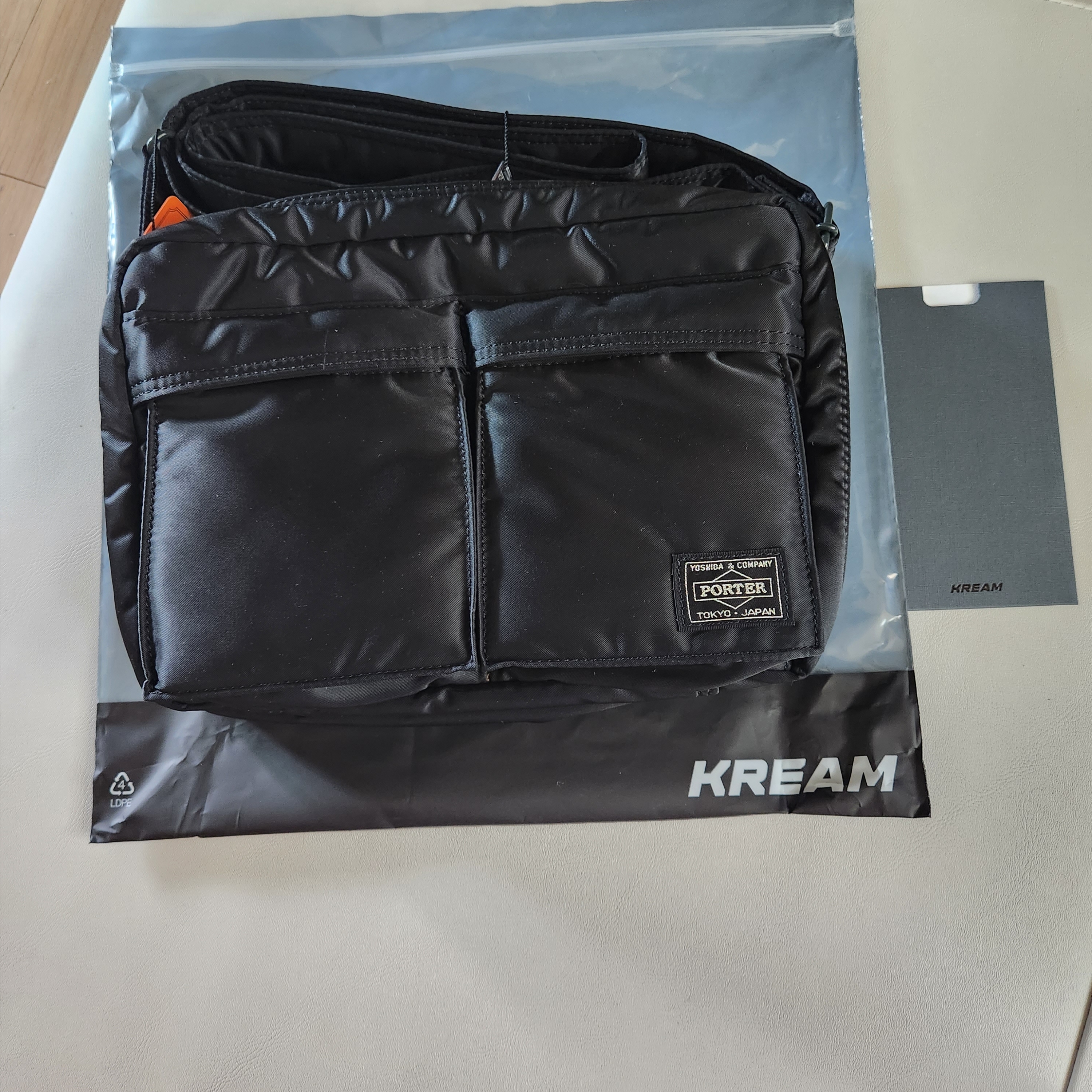 Porter Tanker Shoulder Bag S Black 착용 스타일