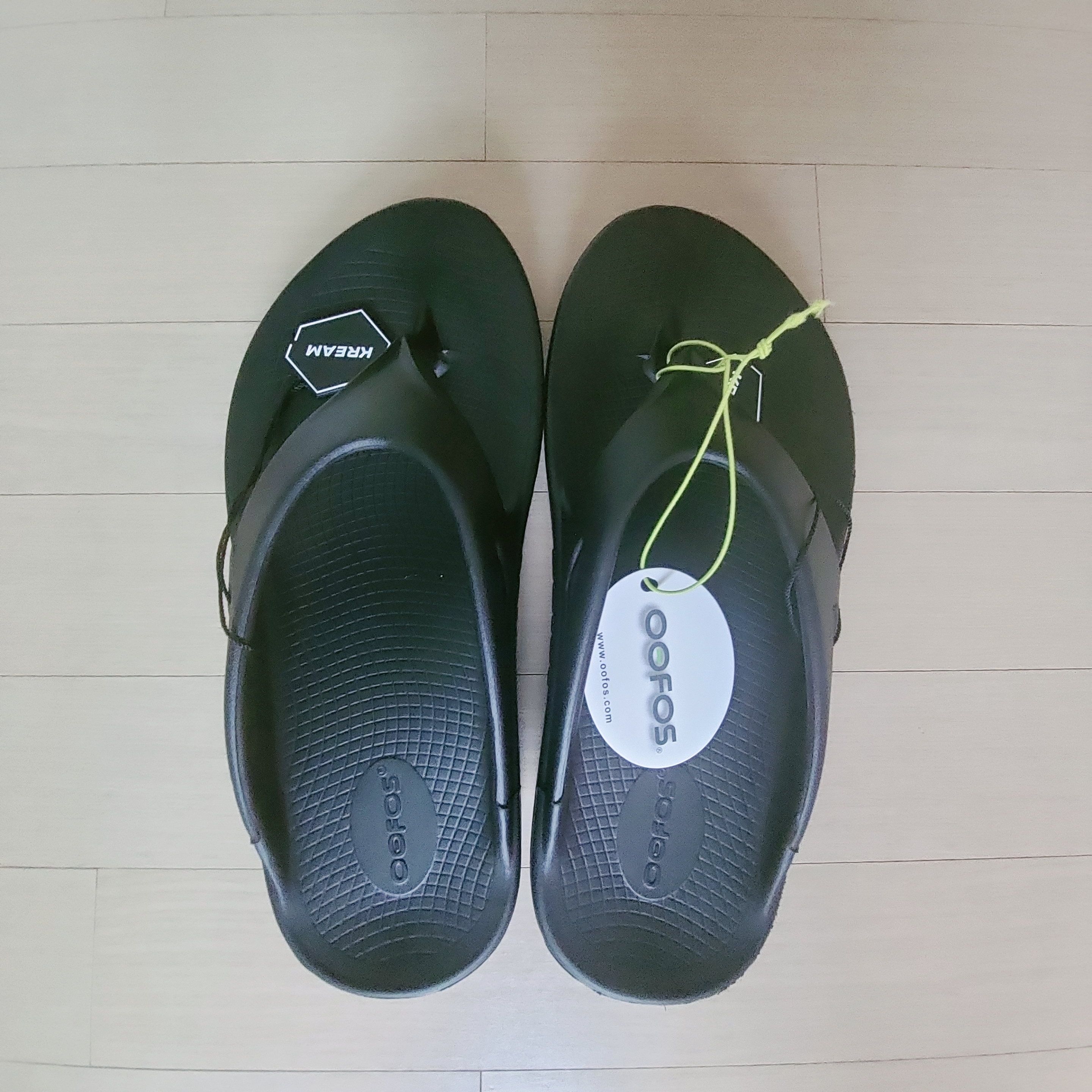 Oofos OOriginal Black 착용 스타일 - 2