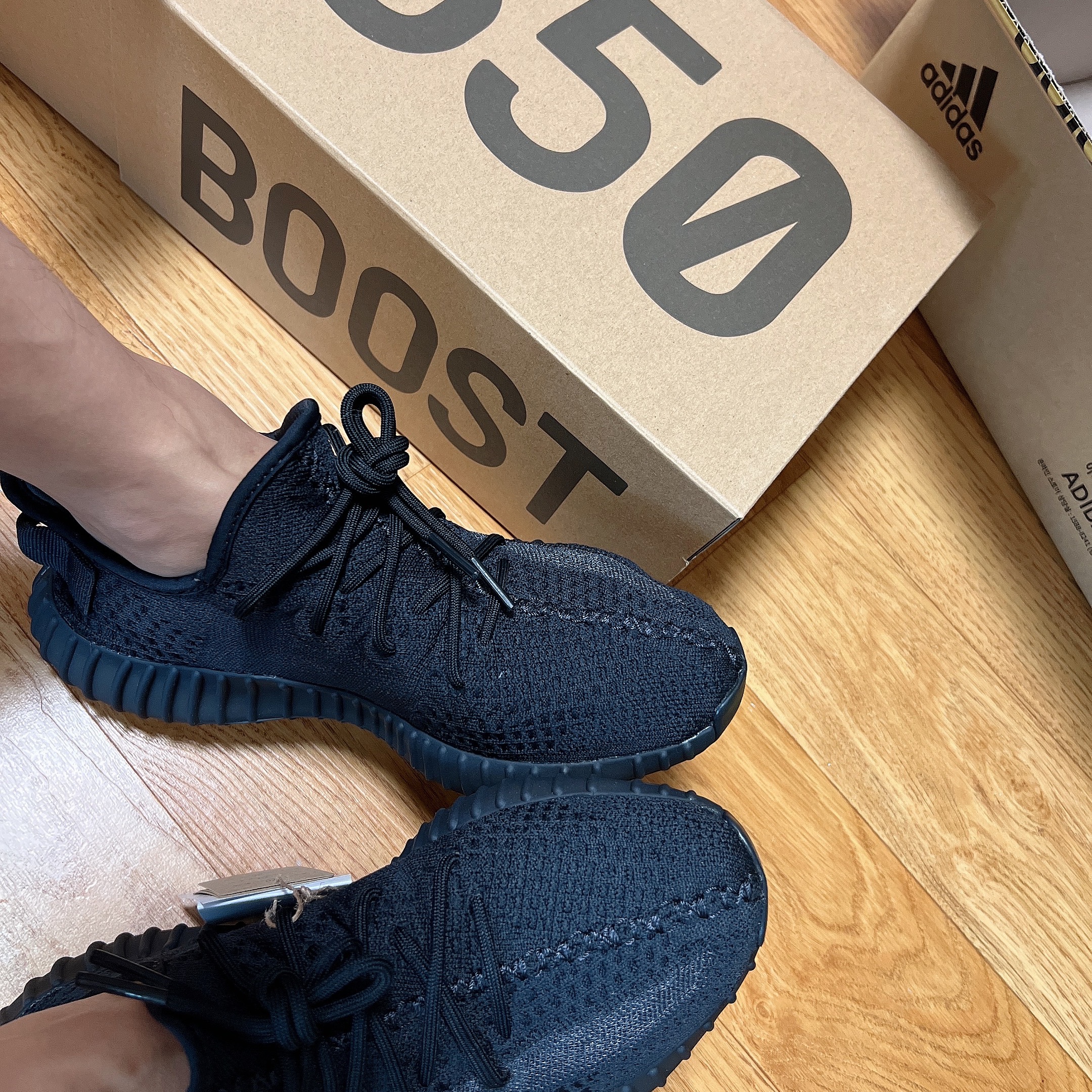 Adidas Yeezy Boost 350 V2 Onyx 착용 스타일 - 2