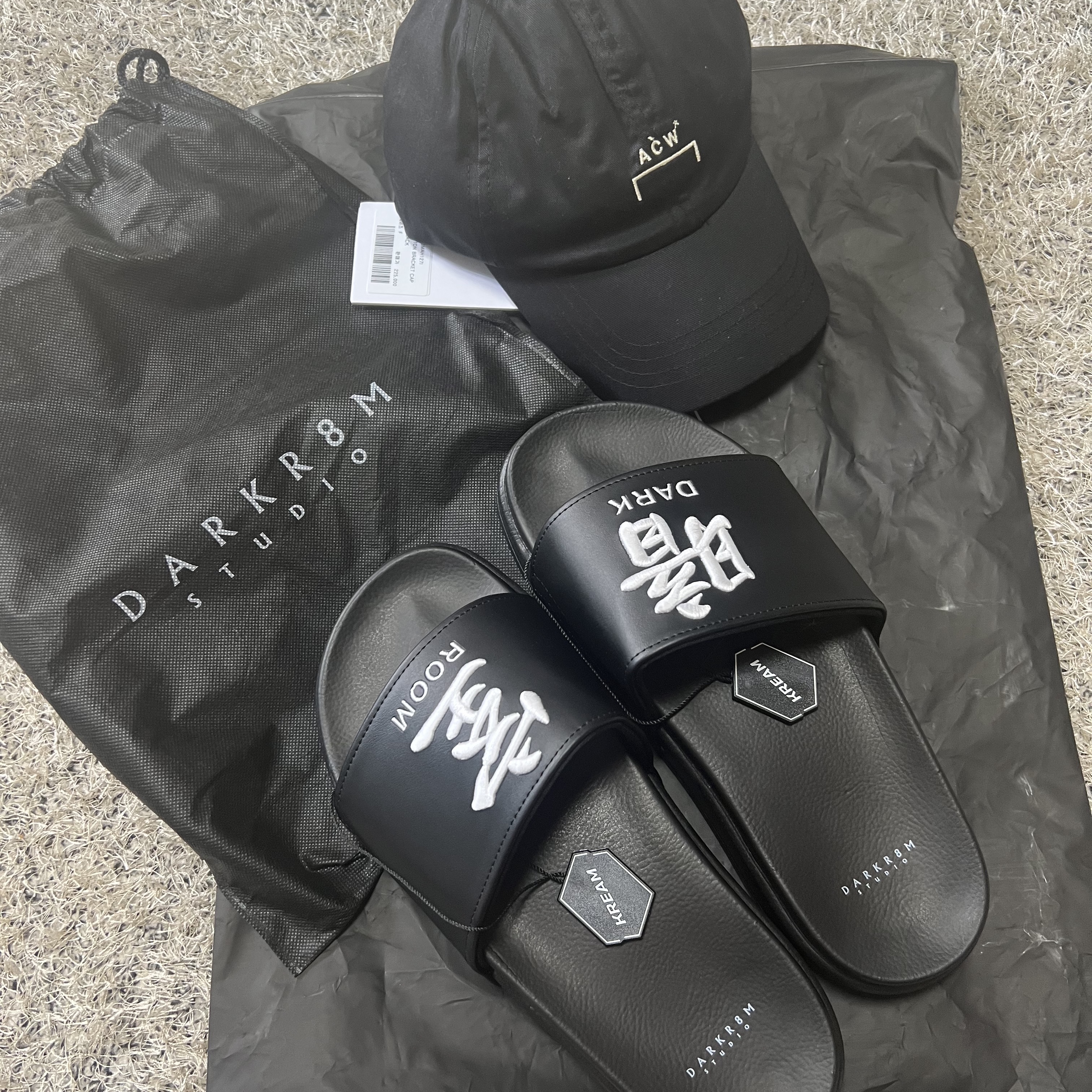 Darkr8m Studio Slides Black 착용 스타일