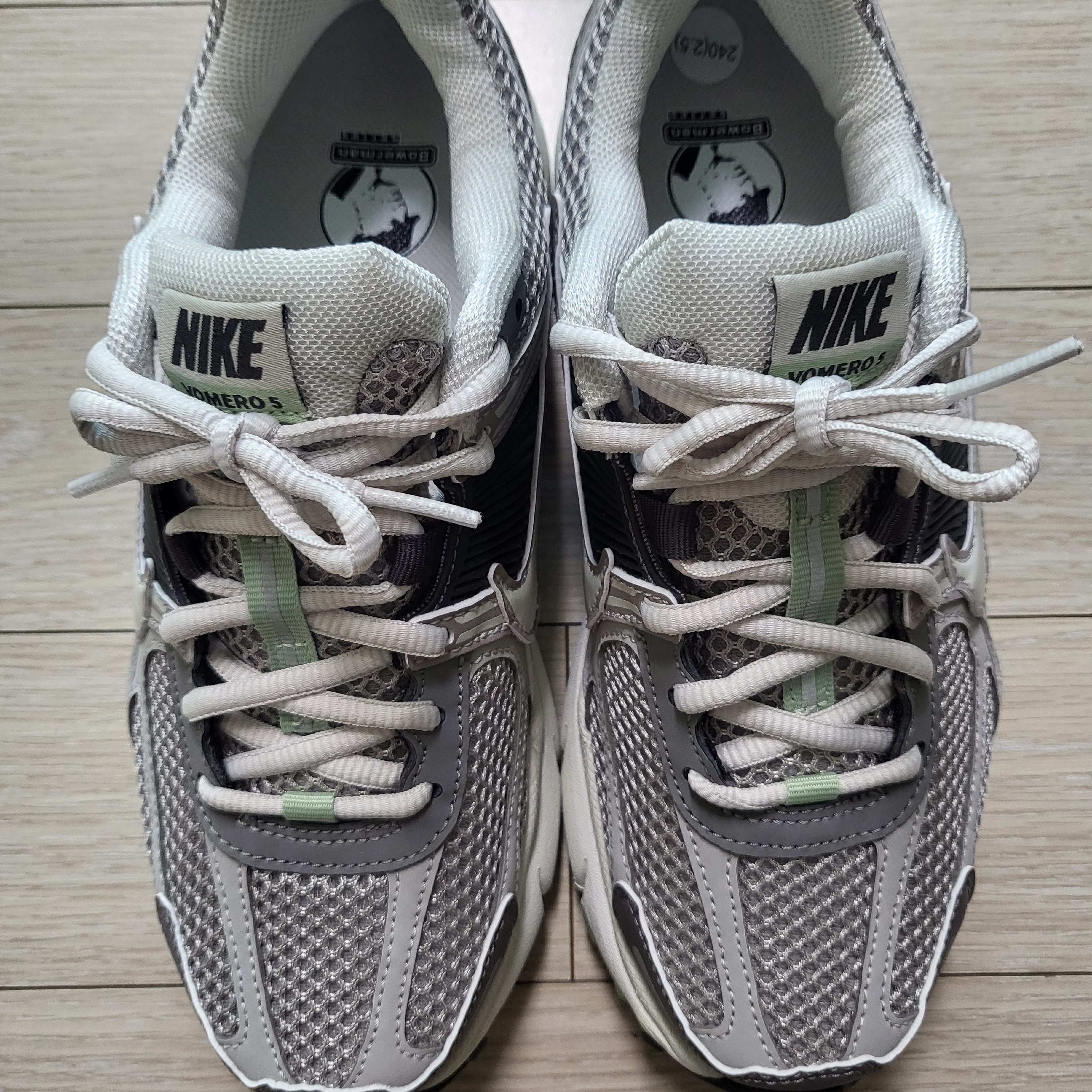 (W) Nike Zoom Vomero 5 Cobblestone and Flat Pewter 착용 스타일