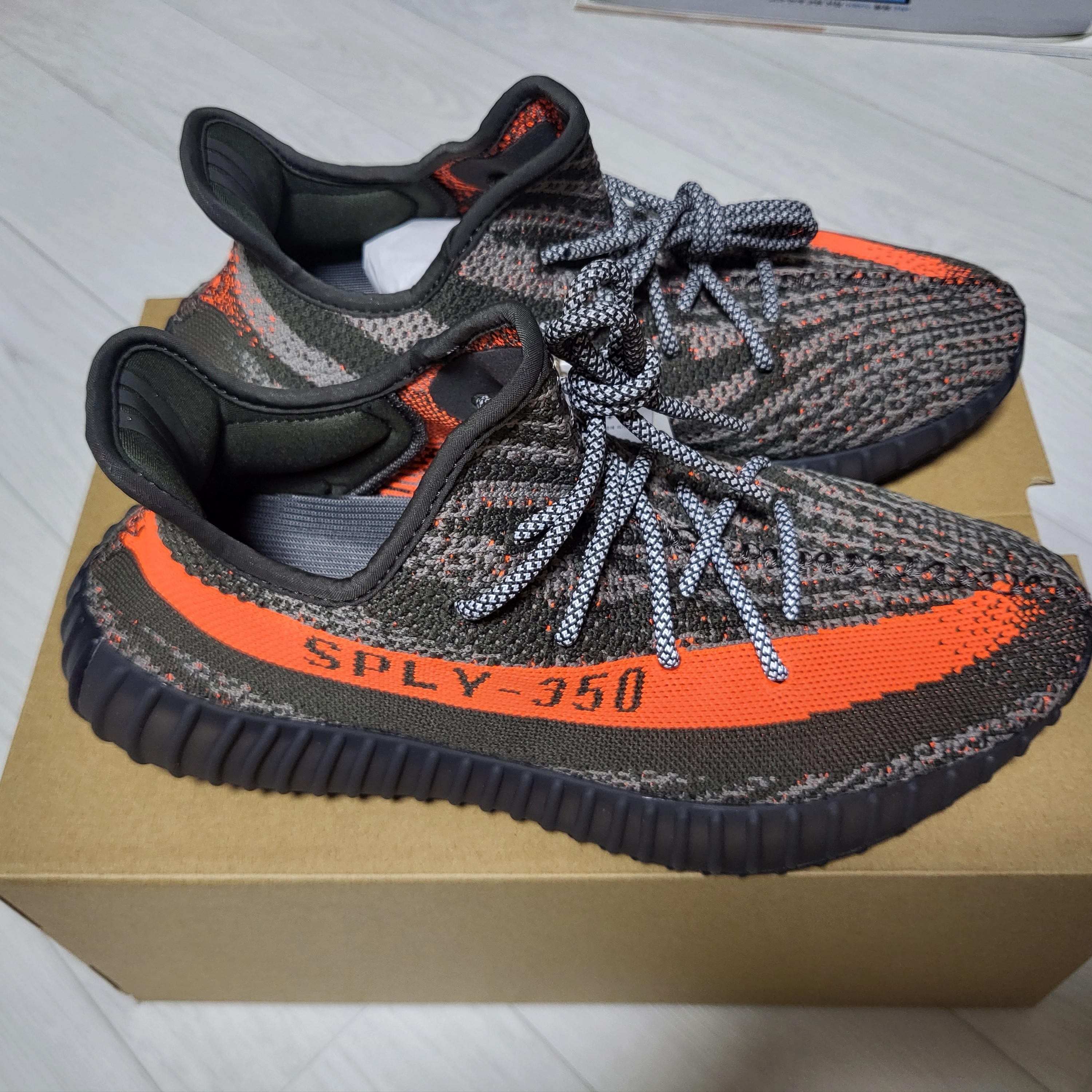 Adidas Yeezy Boost 350 V2 Carbon Beluga 착용 스타일 - 2