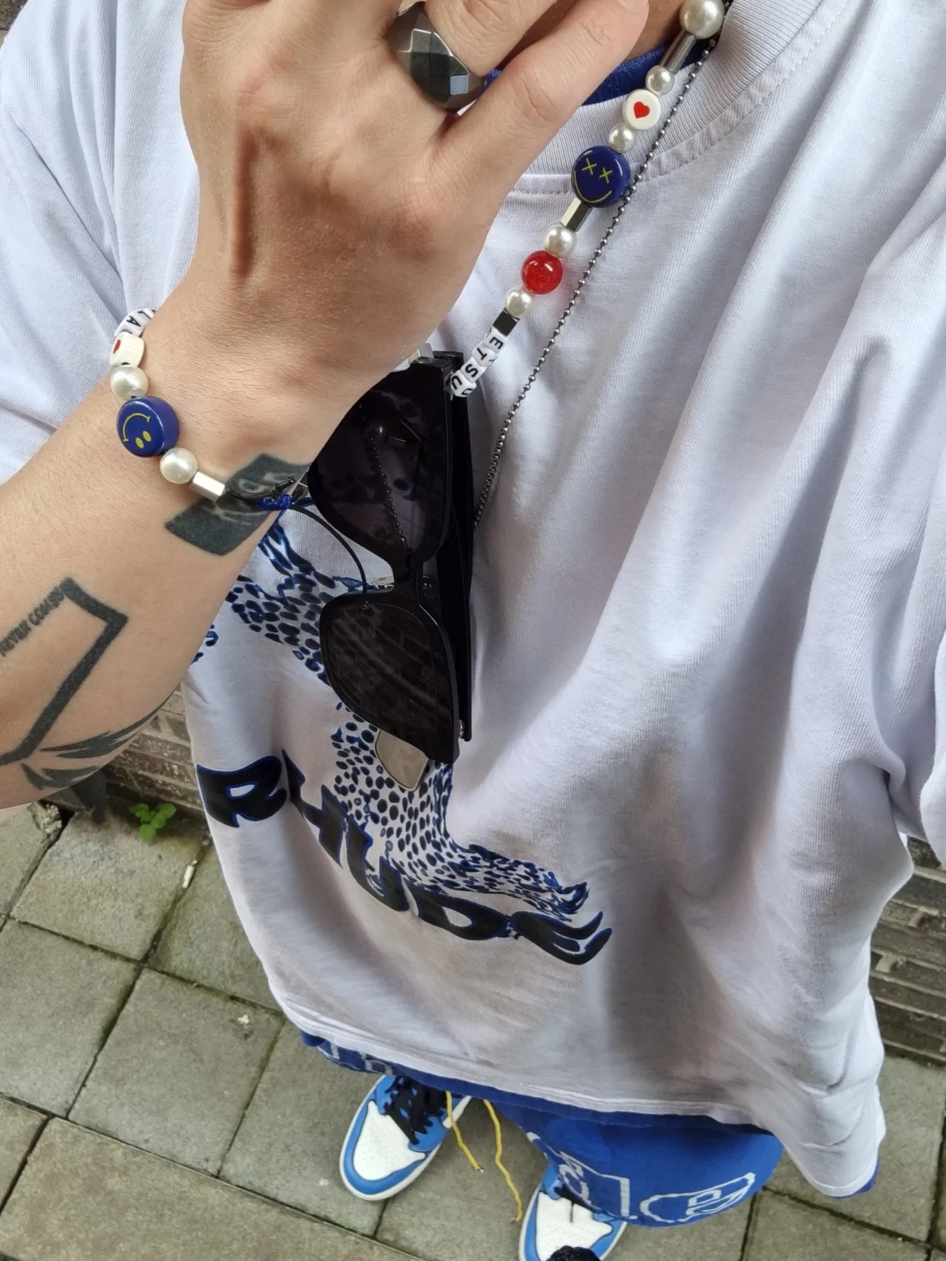Prada Raffia Tote Bag Black, Jordan 1 Mid SE Signal Blue 착용 스타일 - 2