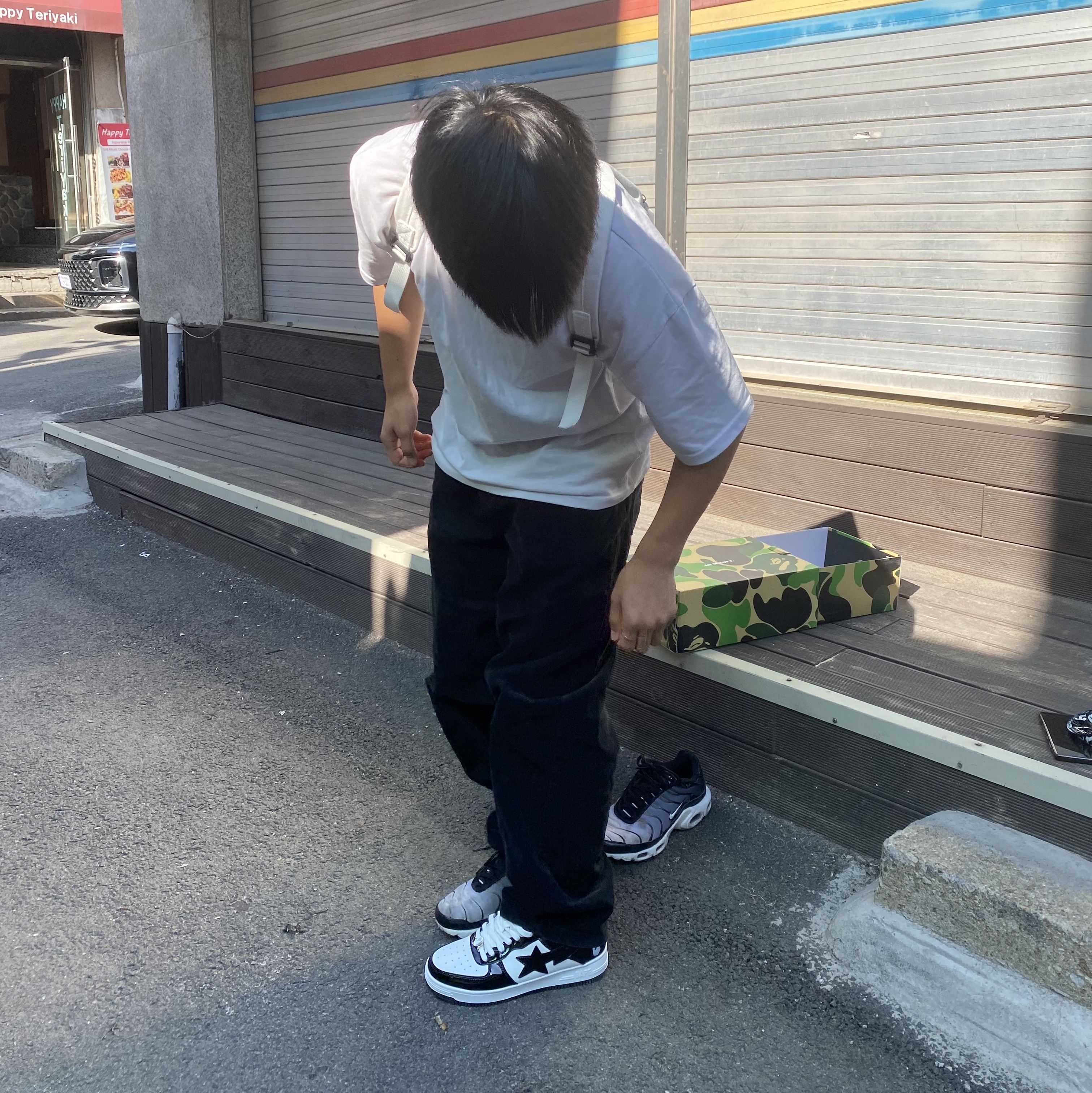 BAPE Bape Sta Low Black White, Nike Air Max Plus TN Ultra White Black 착용 스타일 - 1
