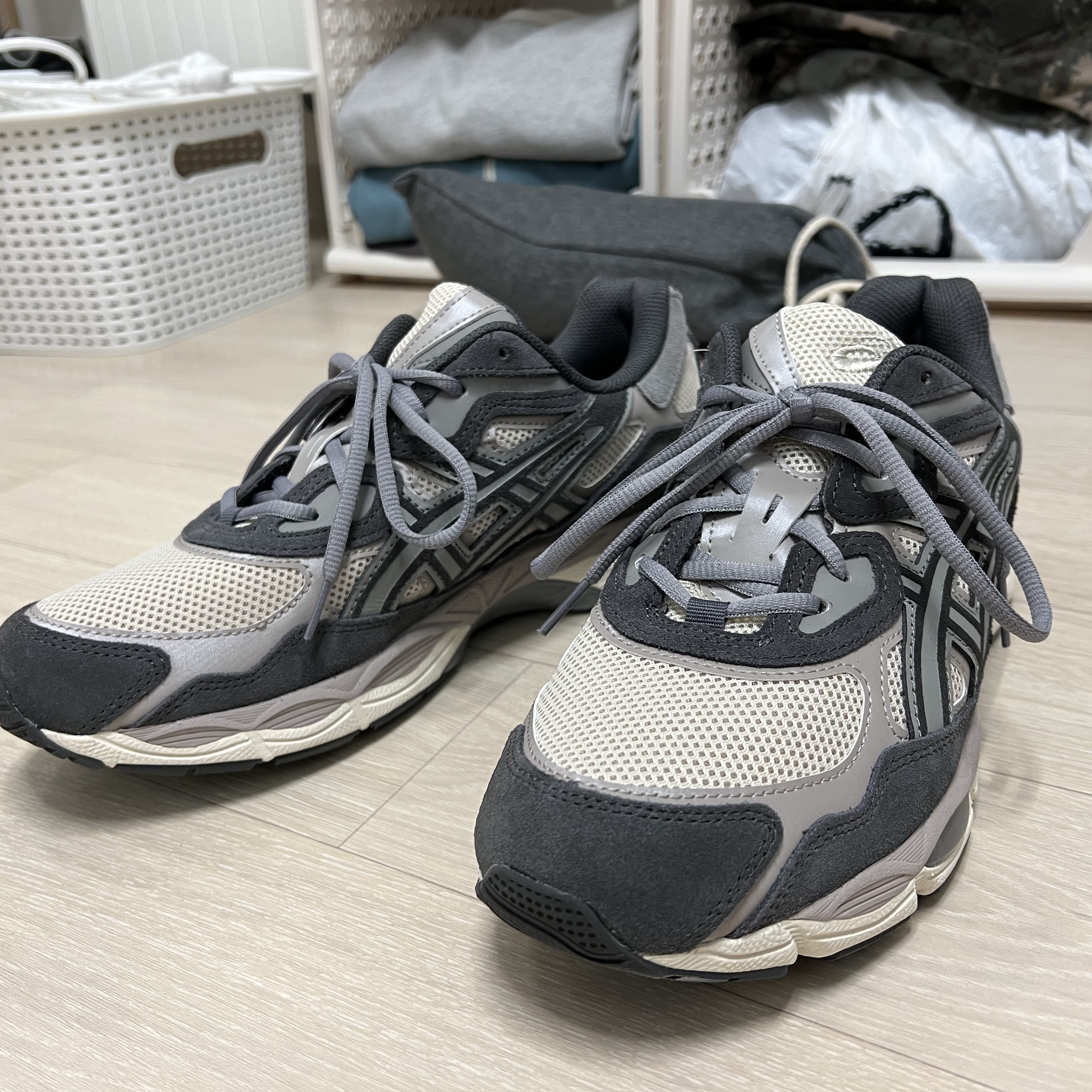 Asics Gel-NYC Oatmeal Obsidian Grey 착용 스타일 - 3