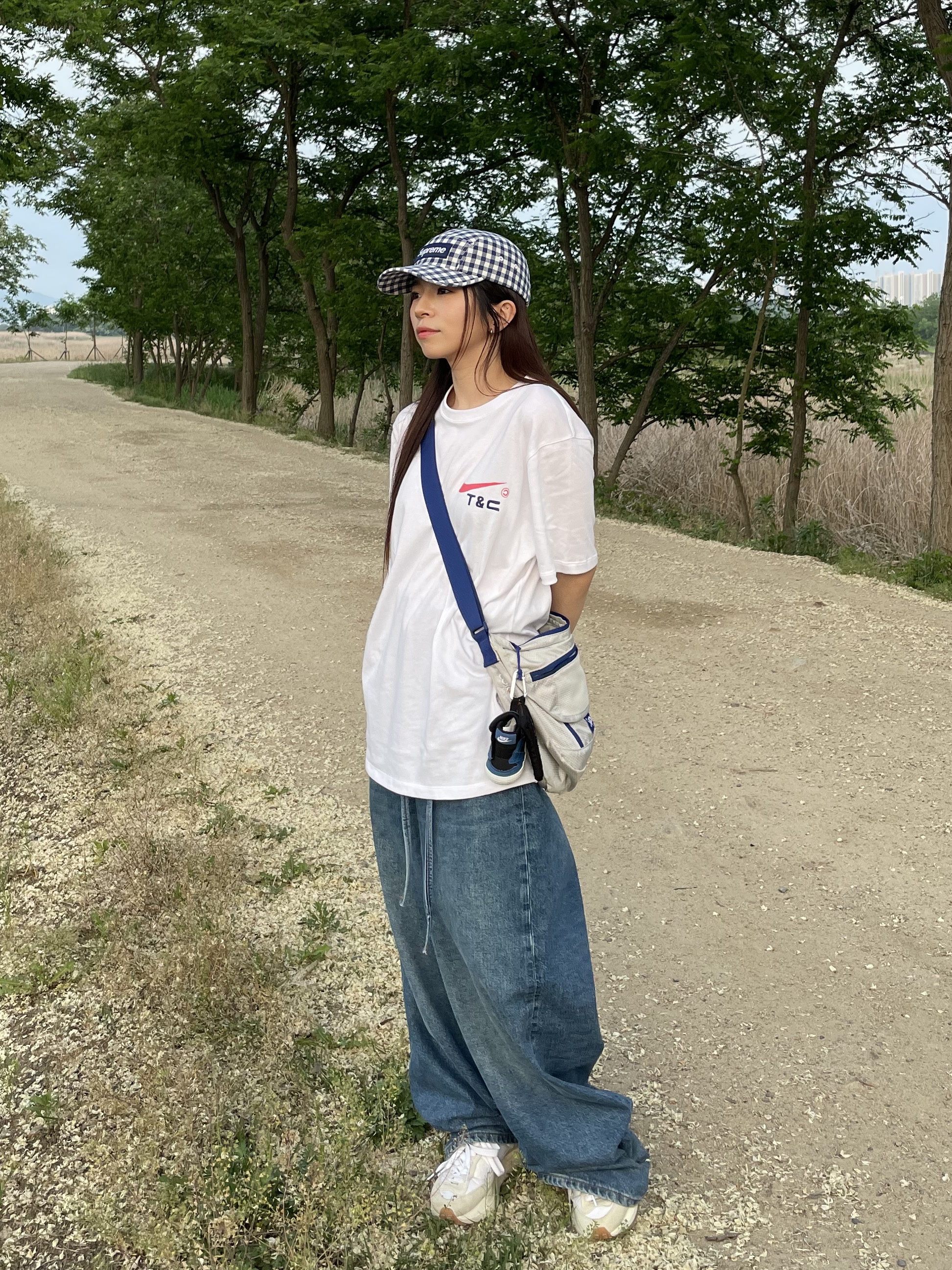 Supreme Gingham Camp Cap Navy - 23SS, Nike x Sacai VaporWaffle White and Gum 착용 스타일 - 1
