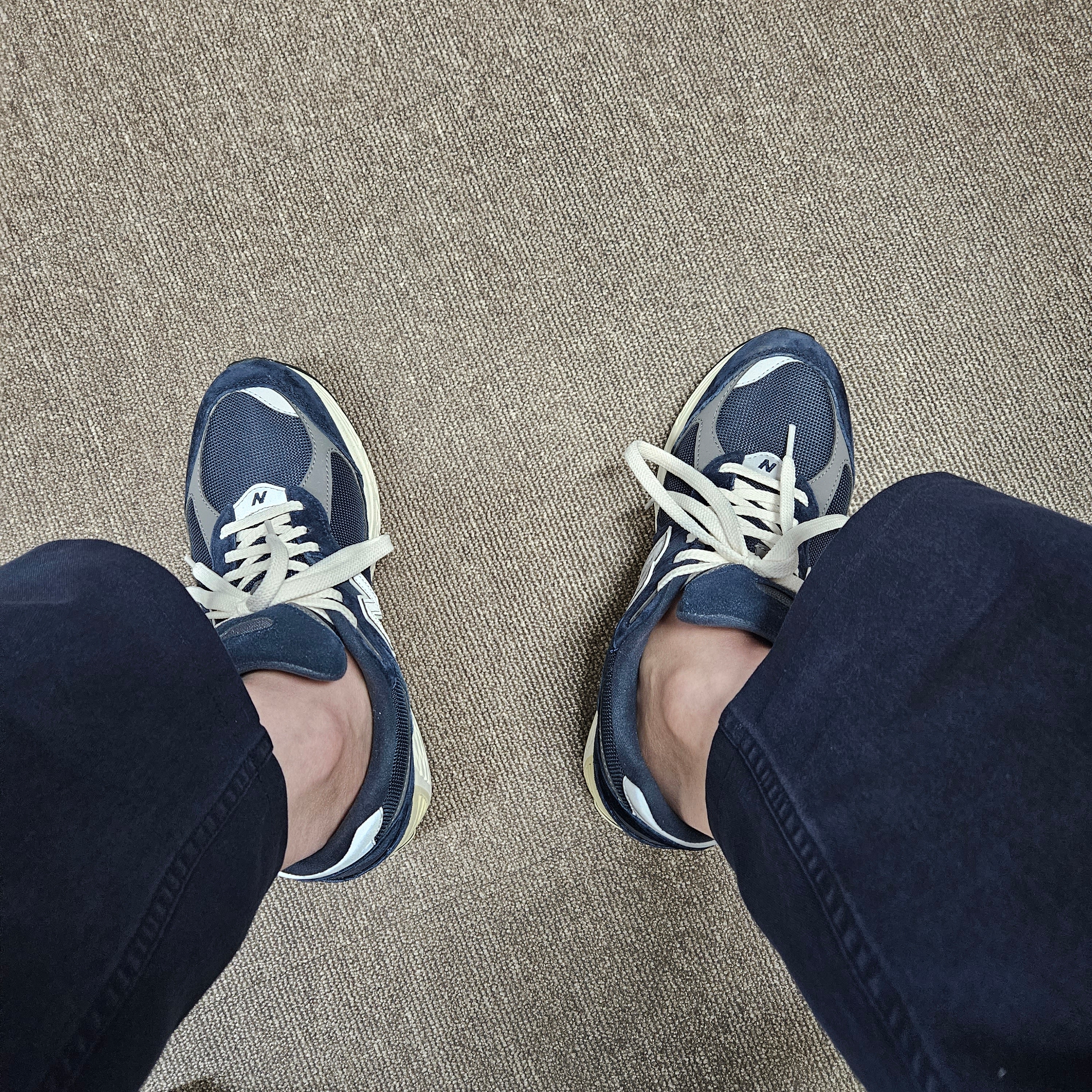 New Balance 2002R Eclipse Castlerock 착용 스타일