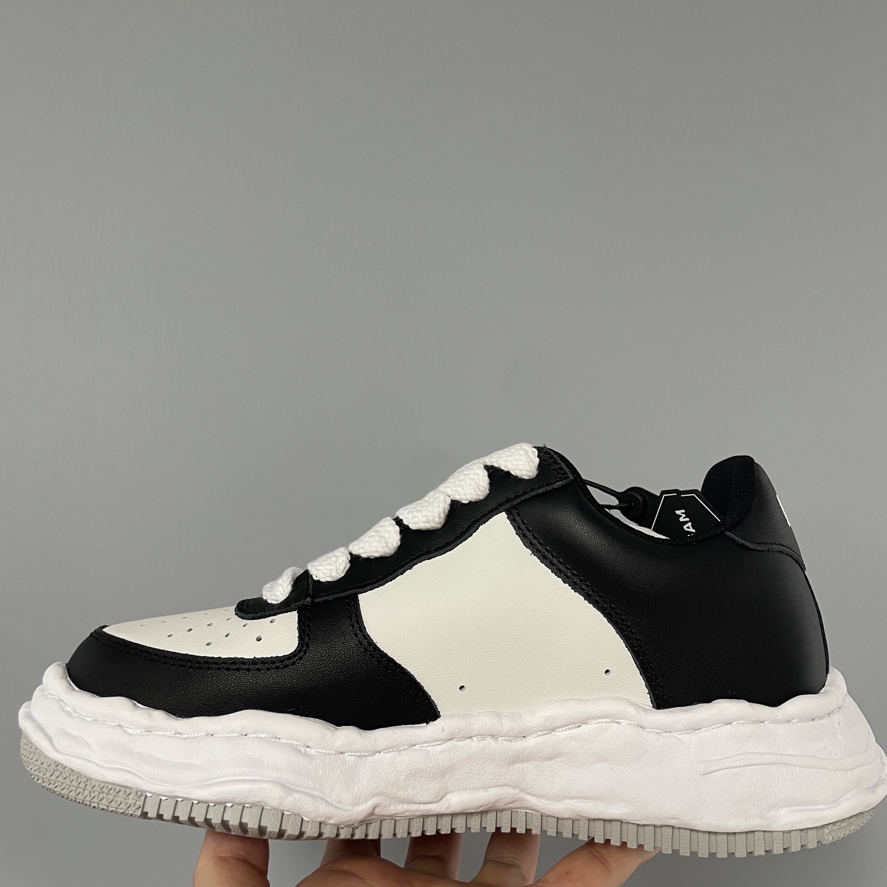 Maison Mihara Yasuhiro Wayne OG Sole Leather Low-top Sneakers Black White 착용 스타일