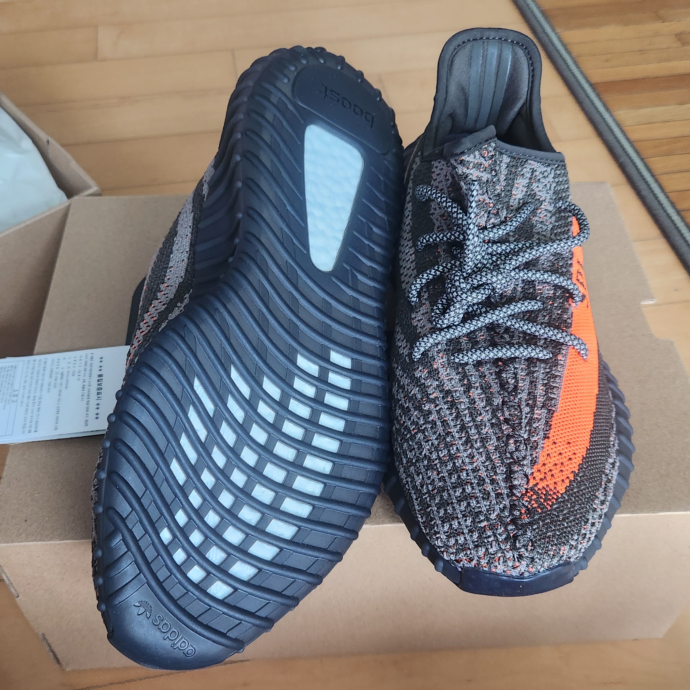 Adidas Yeezy Boost 350 V2 Carbon Beluga 착용 스타일 - 4