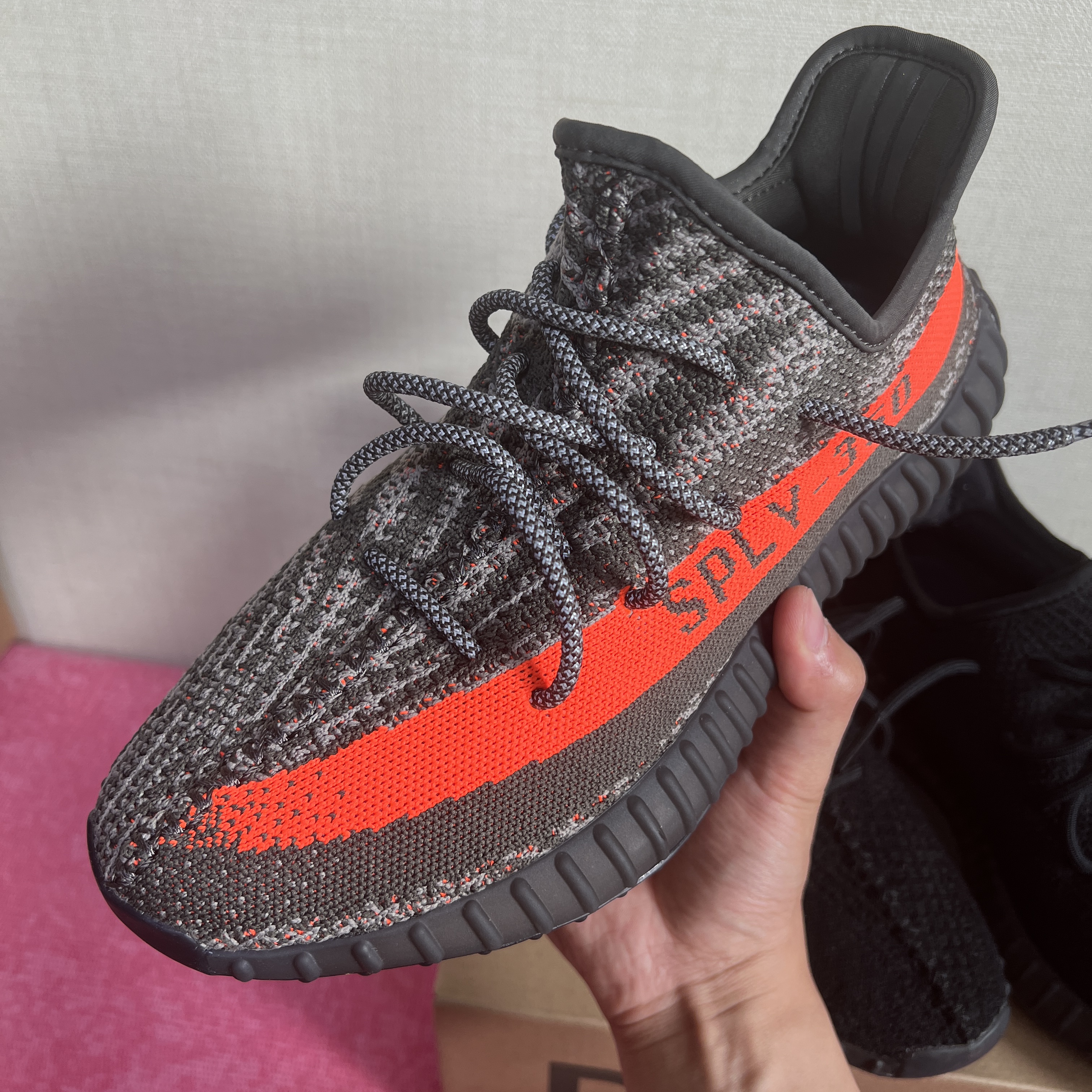 Adidas Yeezy Boost 350 V2 Carbon Beluga 착용 스타일