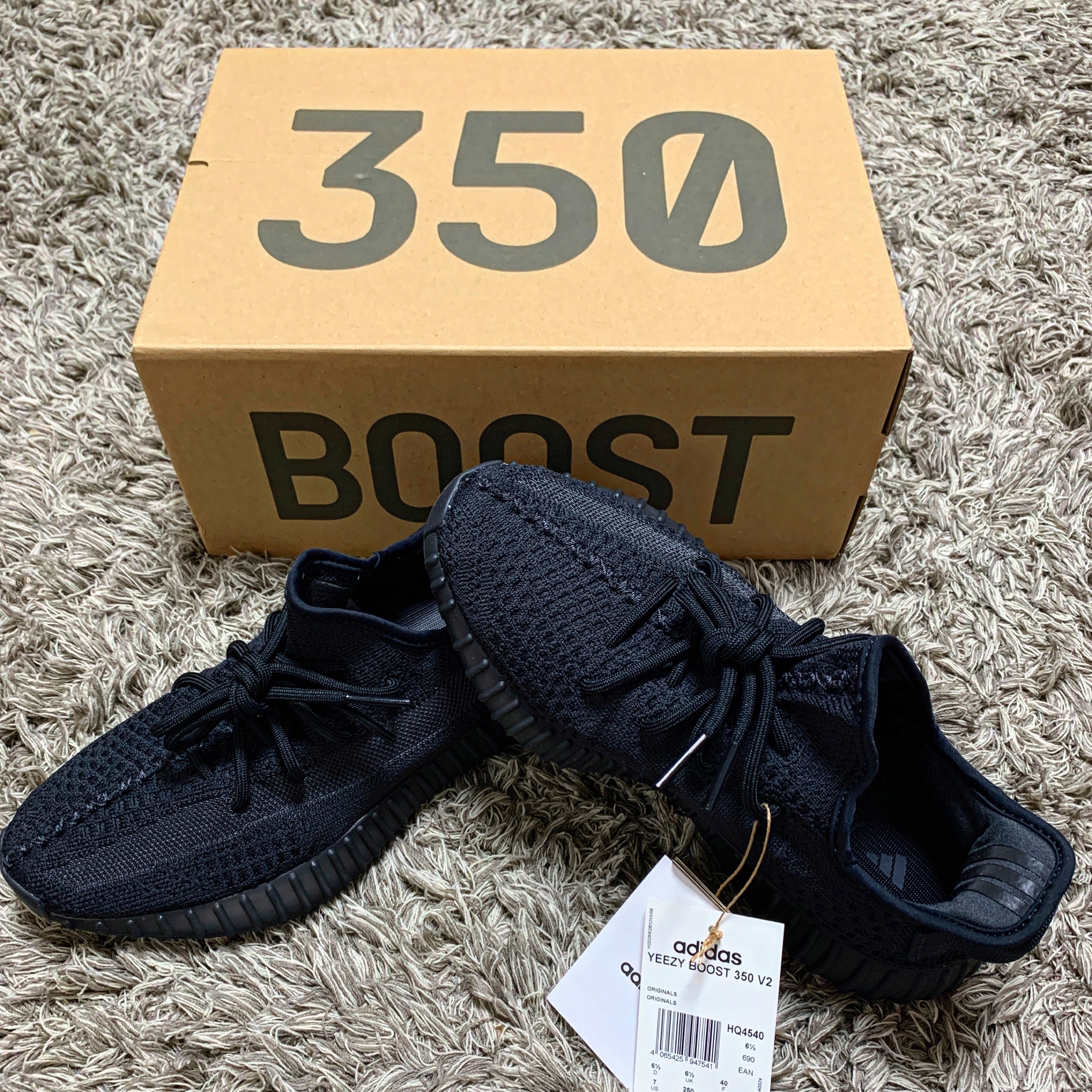 Adidas Yeezy Boost 350 V2 Onyx 착용 스타일