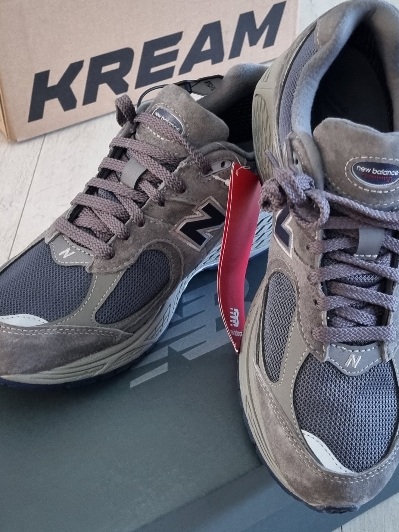 New Balance 2002R Gore-Tex Castlerock Natural Indigo 착용 스타일 - 2