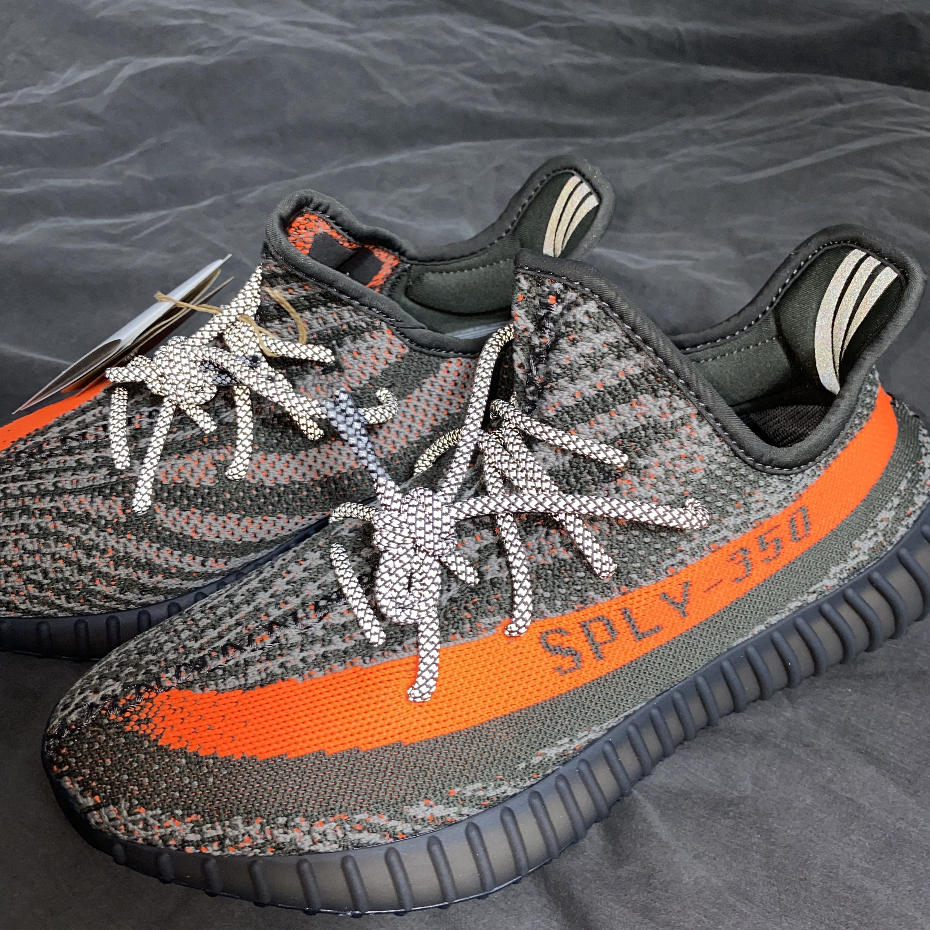 Adidas Yeezy Boost 350 V2 Carbon Beluga 착용 스타일 - 3