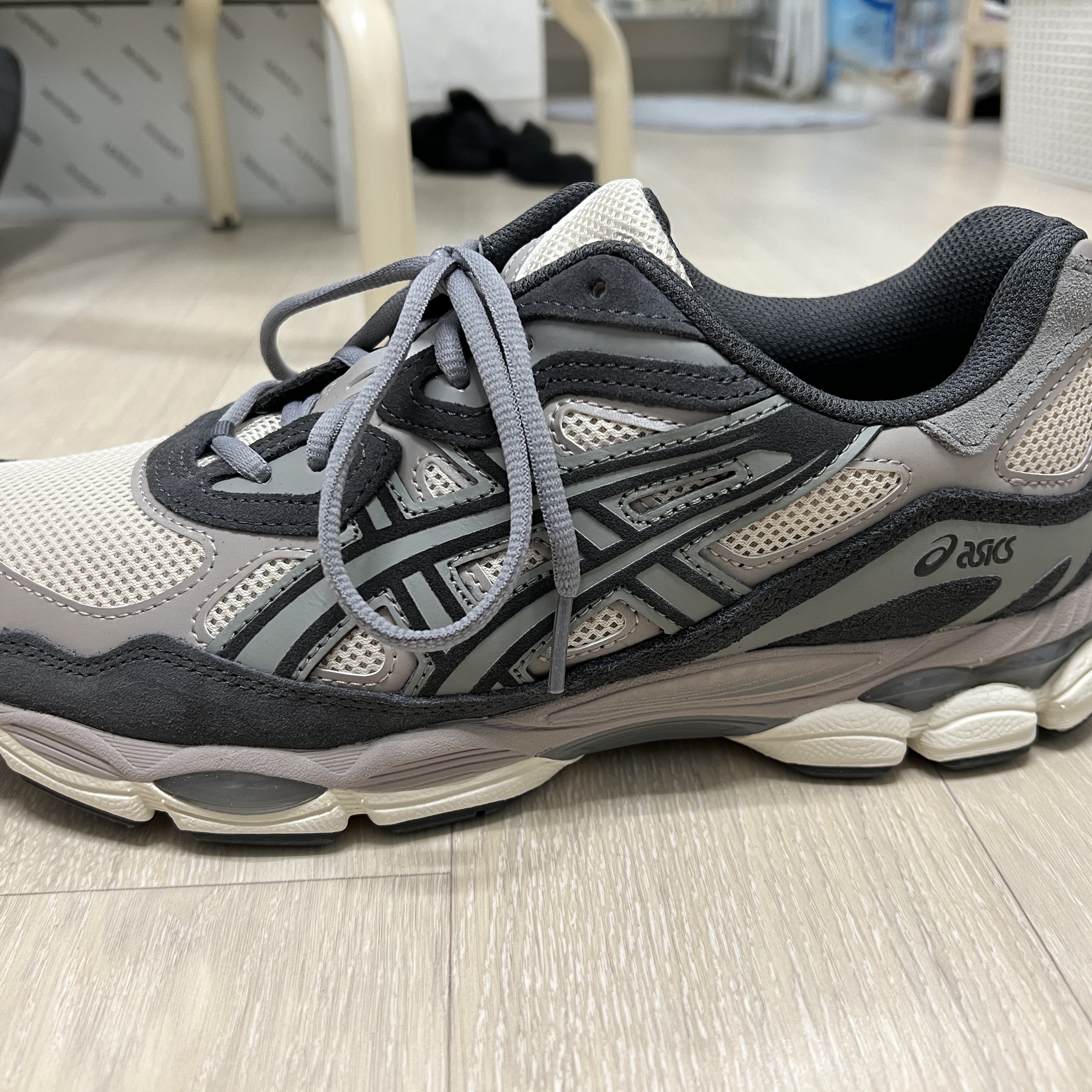 Asics Gel-NYC Oatmeal Obsidian Grey 착용 스타일 - 1