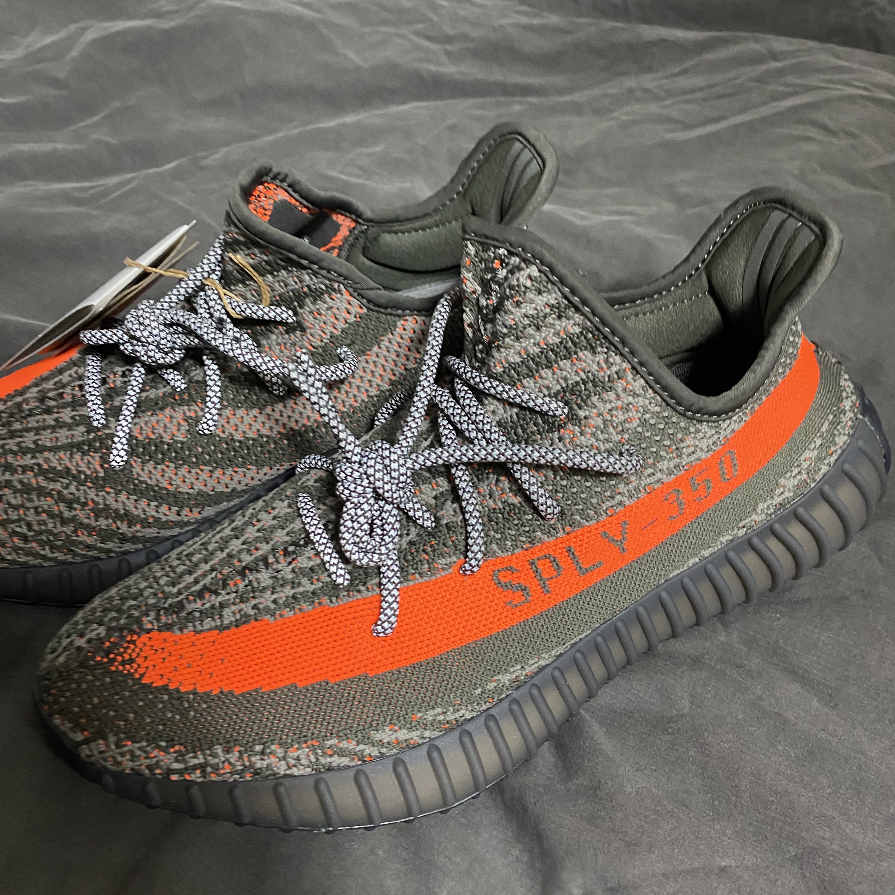 Adidas Yeezy Boost 350 V2 Carbon Beluga 착용 스타일 - 2