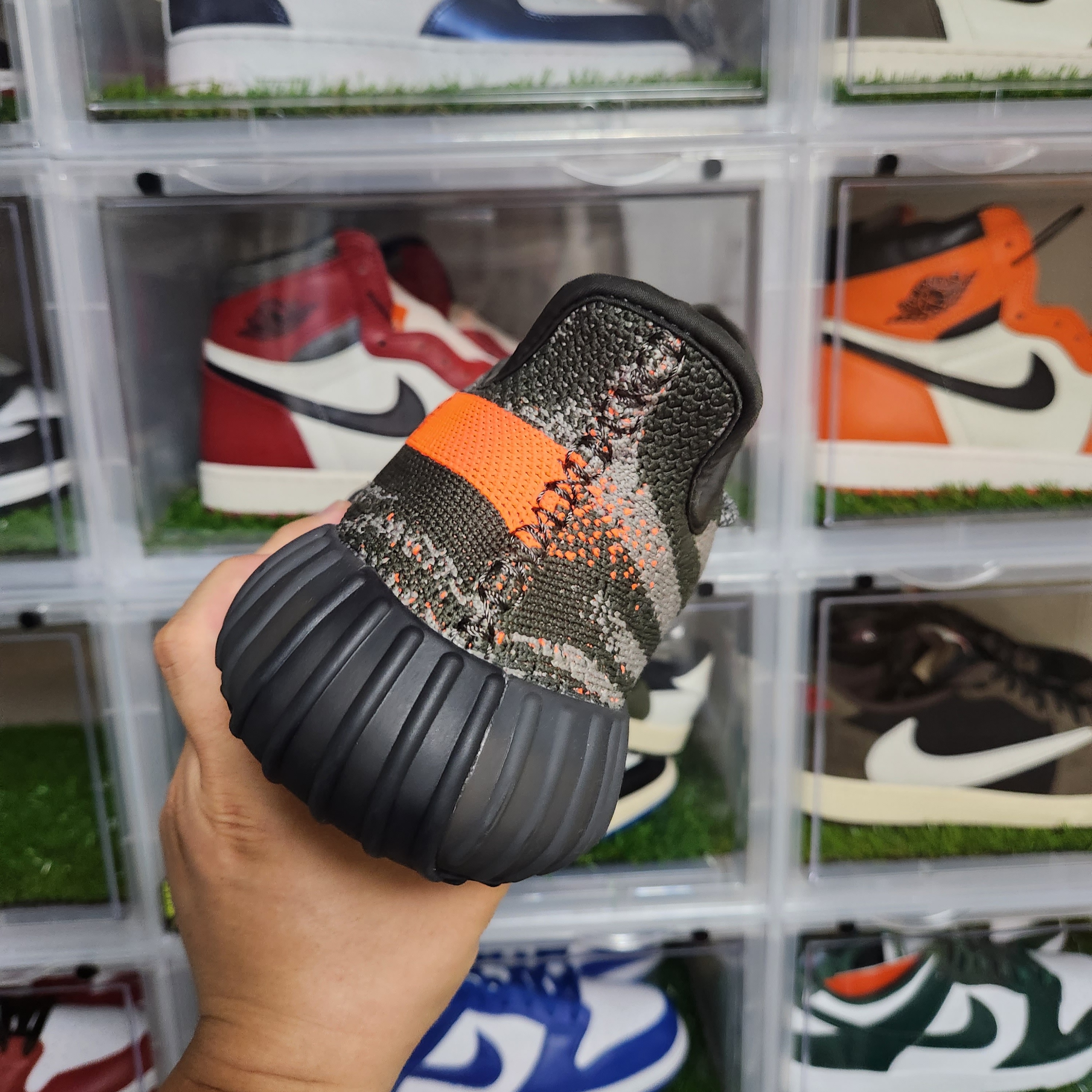 Adidas Yeezy Boost 350 V2 Carbon Beluga 착용 스타일 - 4