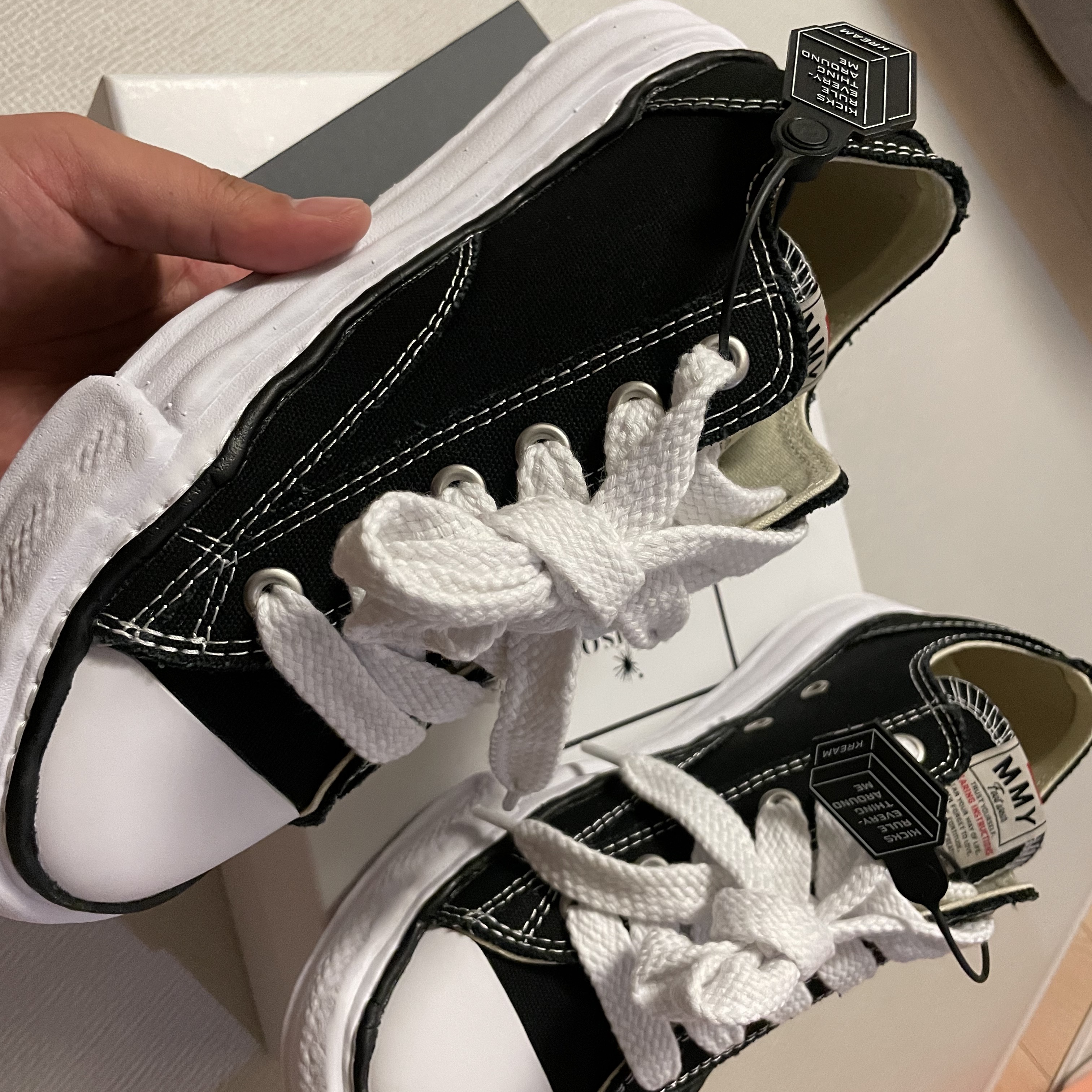 Maison Mihara Yasuhiro Peterson OG Sole Canvas Low Sneakers Black 착용 스타일 - 2