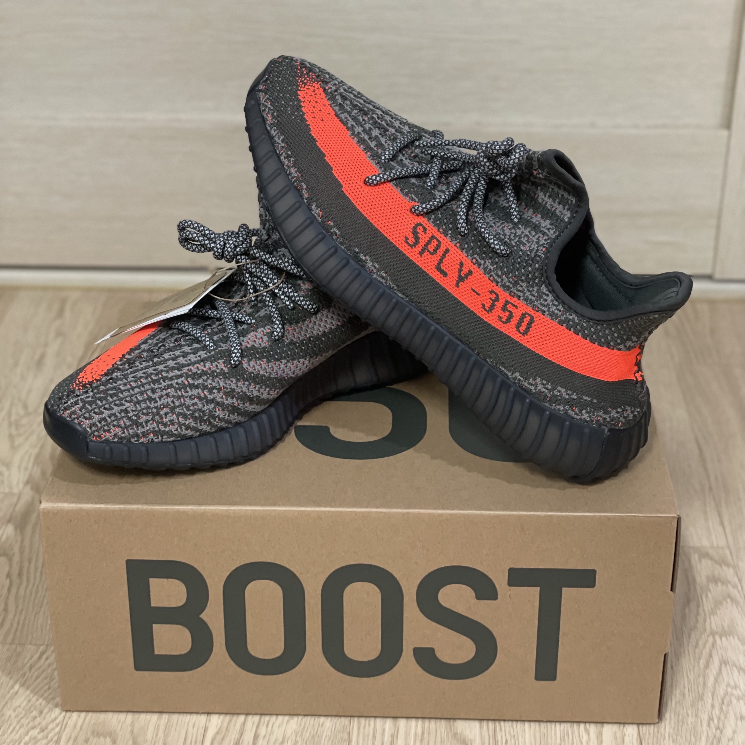 Adidas Yeezy Boost 350 V2 Carbon Beluga 착용 스타일 - 3