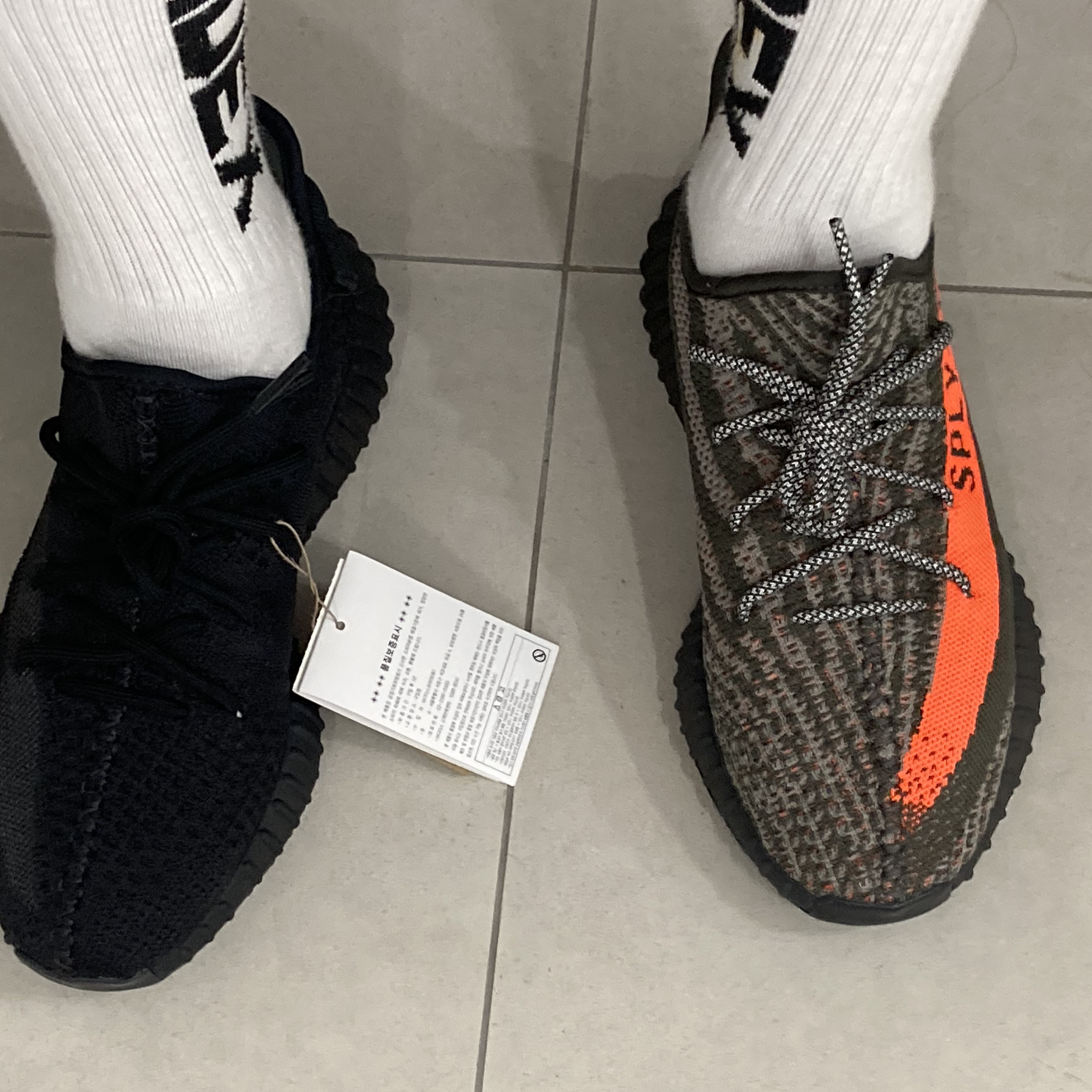아디다스 이지 부스트 350 V2 오닉스, 아디다스 이지 부스트 350 V2 카본 벨루가 착용 스타일 - 1