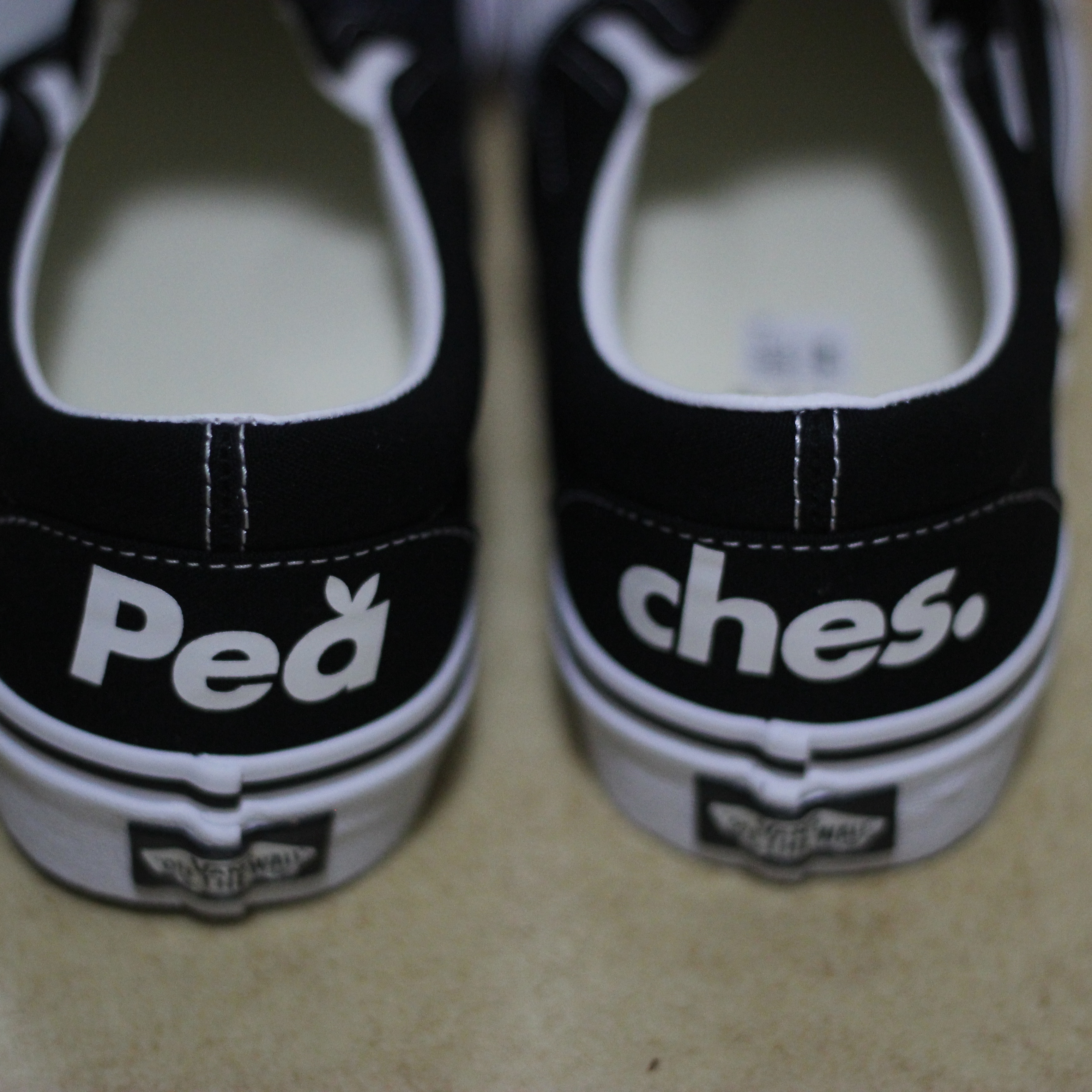 Vans x Peaches. Classic Slip-On Black True White 착용 스타일 - 4